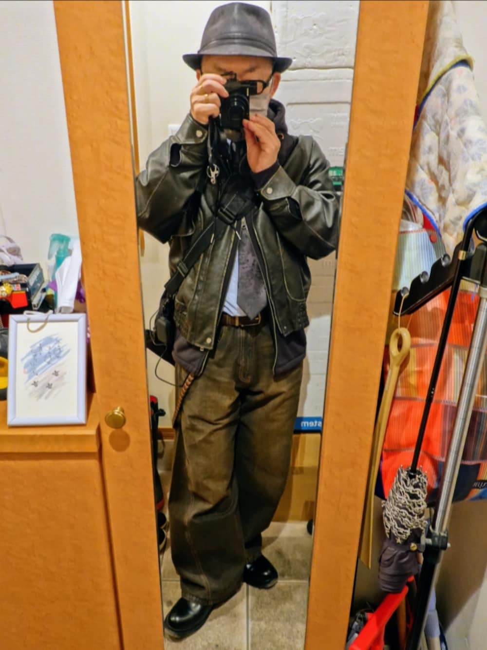 ブラック系のシューズ、ブラック系のデニムパンツ、ブラック系のパーカーを着用したメンズの春コーディネートの2枚目の写真