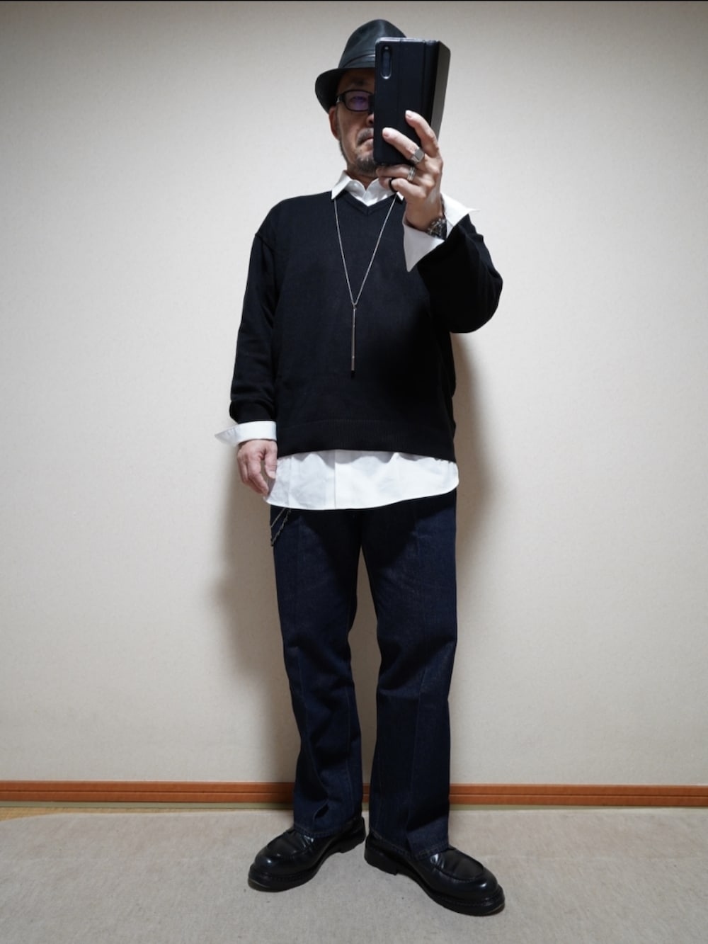 ブラック系のシューズ、ブルー系のデニムパンツ、ホワイト系のシャツ/ブラウスを着用したメンズの春コーディネートの2枚目の写真