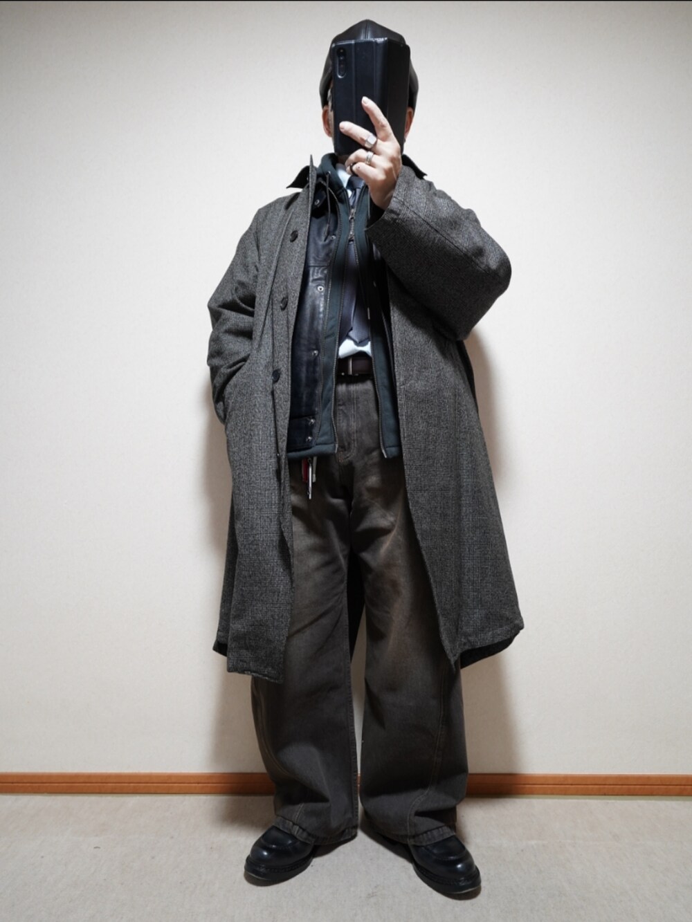 ブラック系のシューズ、ブラック系のデニムパンツ、ブラック系のパーカーを着用したメンズの冬コーディネートの5枚目の写真