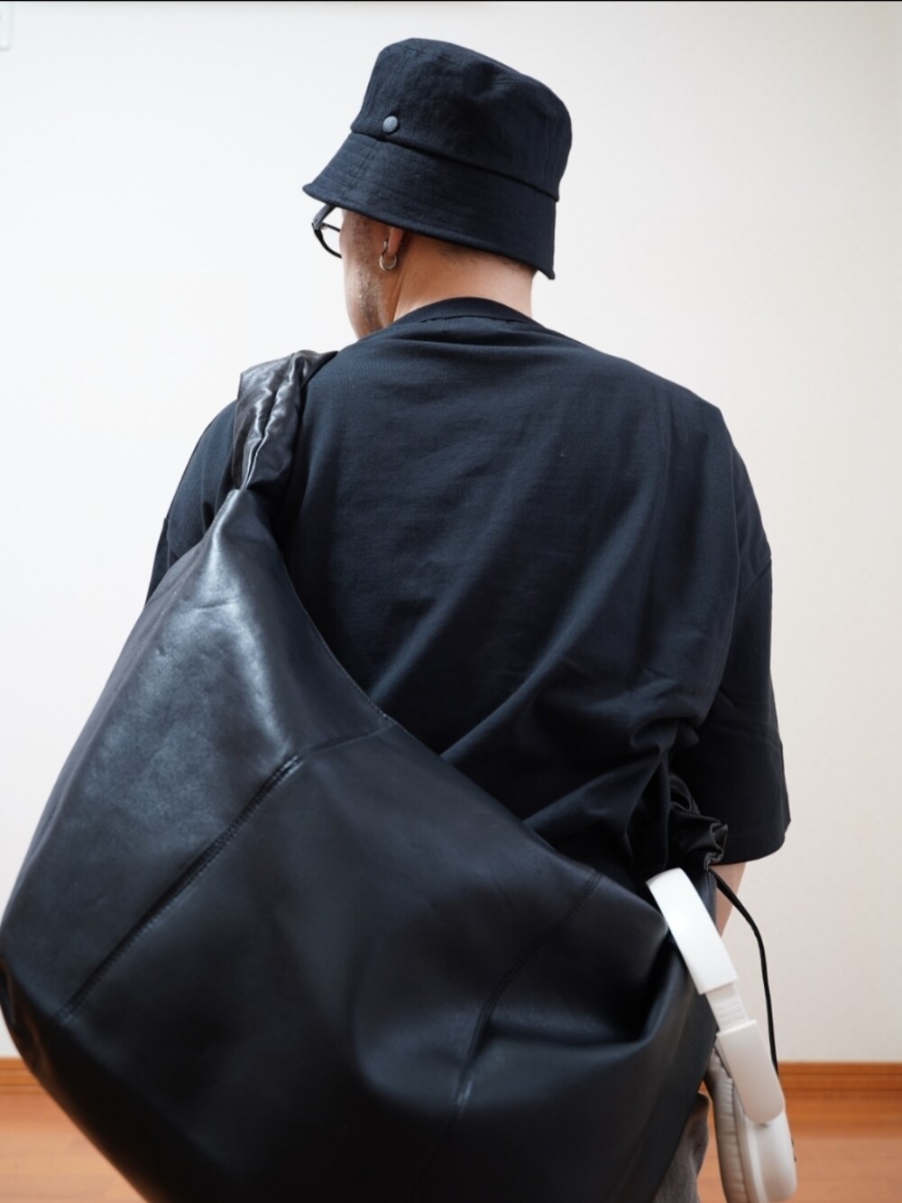 ブラック系のシューズ、グレー系のデニムパンツ、ブラック系のTシャツ/カットソーを着用したメンズの夏コーディネートの2枚目の写真