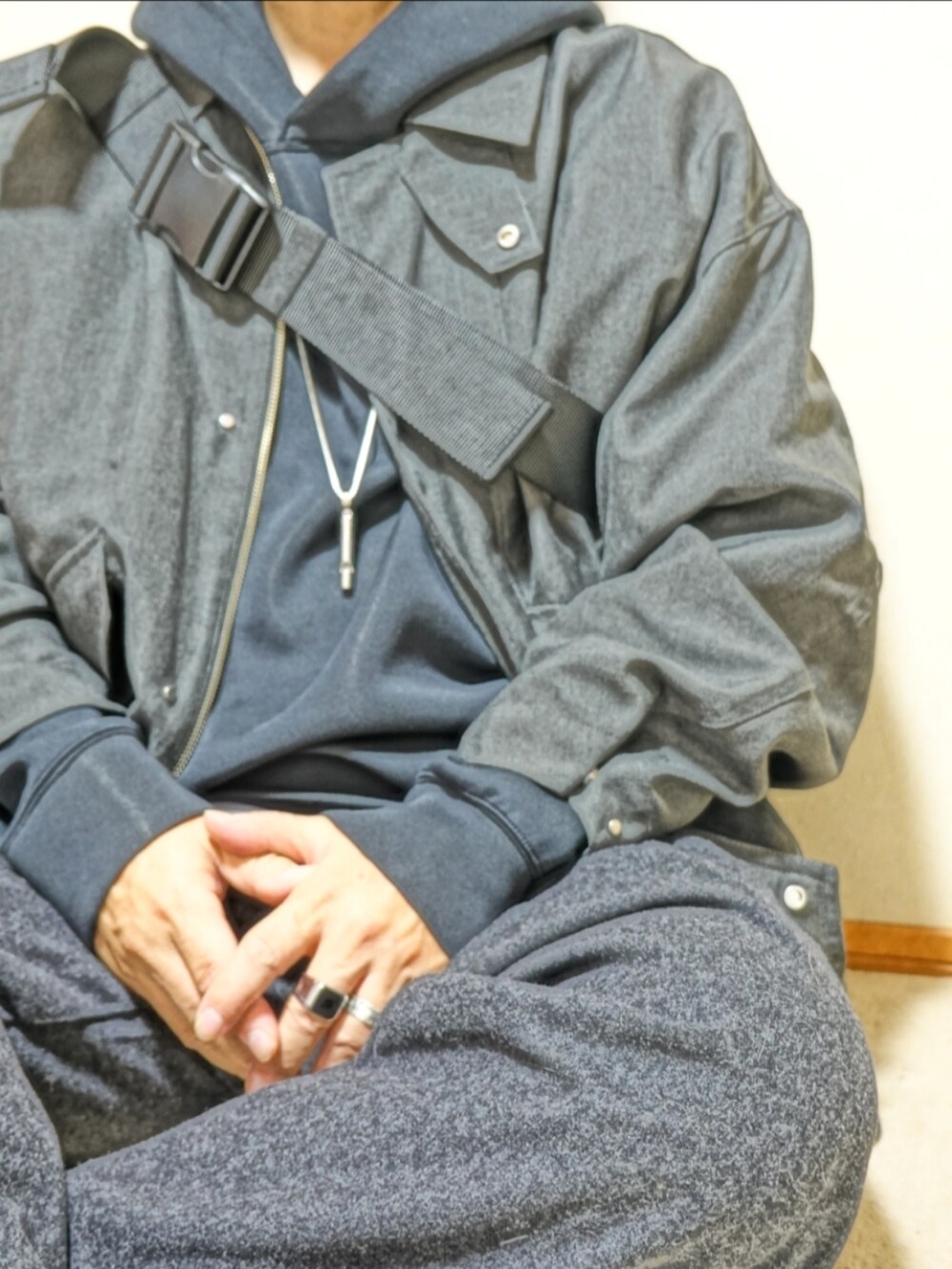 ブラック系のシューズ、グレー系のパンツ、グレー系のブルゾンを着用したメンズの秋コーディネートの5枚目の写真