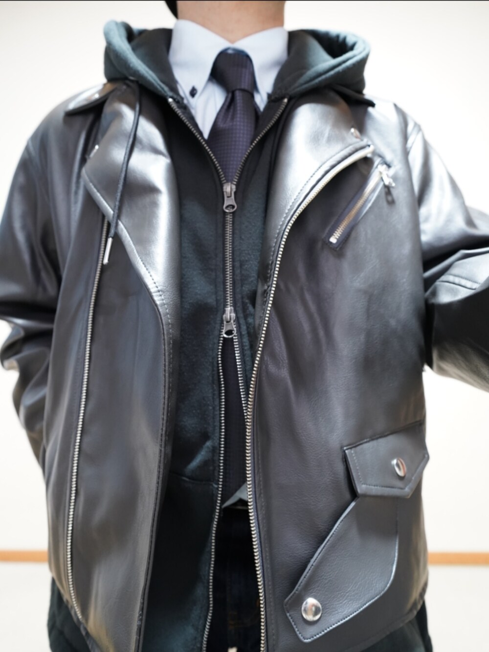 ブラック系のシューズ、ブルー系のデニムパンツ、ブラック系のパーカーを着用したメンズの冬コーディネートの3枚目の写真