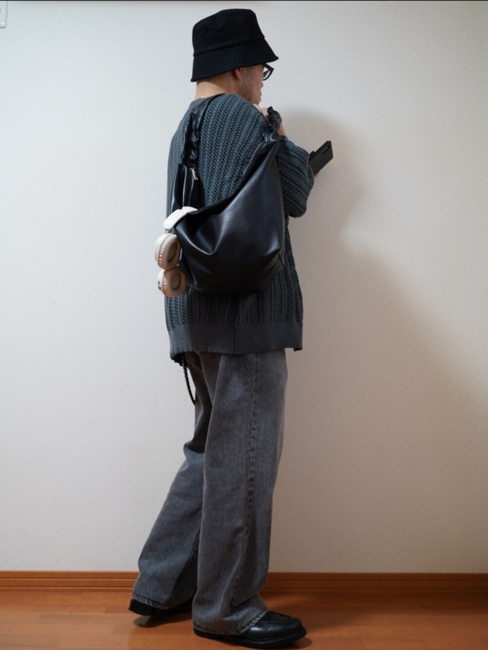 ブラック系のシューズ、グレー系のデニムパンツ、ブラック系のTシャツ/カットソーを着用したメンズの夏コーディネートの5枚目の写真