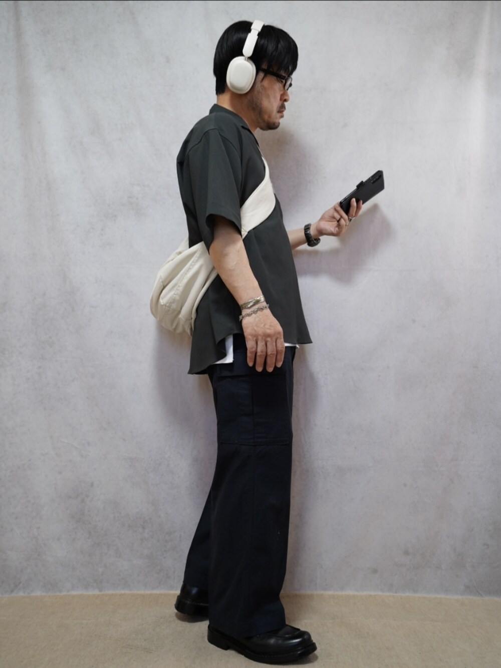 ブラック系のシューズ、グレー系のパンツ、グレー系のシャツ/ブラウスを着用したメンズの夏コーディネートの3枚目の写真