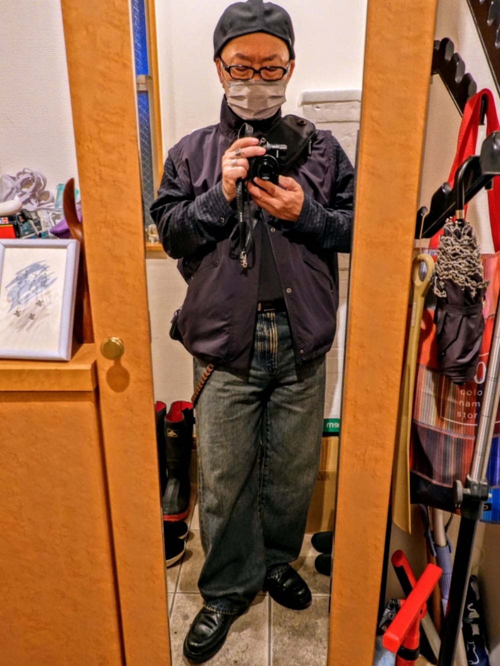 ブラック系のシューズ、ブルー系のデニムパンツ、ブラック系のTシャツ/カットソーを着用したメンズの春コーディネートの2枚目の写真