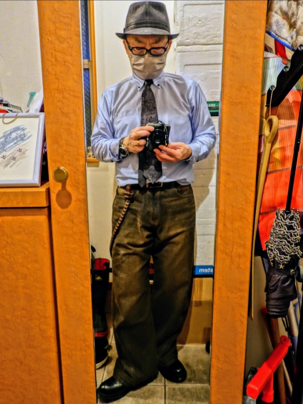 ブラック系のシューズ、ブラック系のデニムパンツ、ブラック系のパーカーを着用したメンズの春コーディネートの3枚目の写真