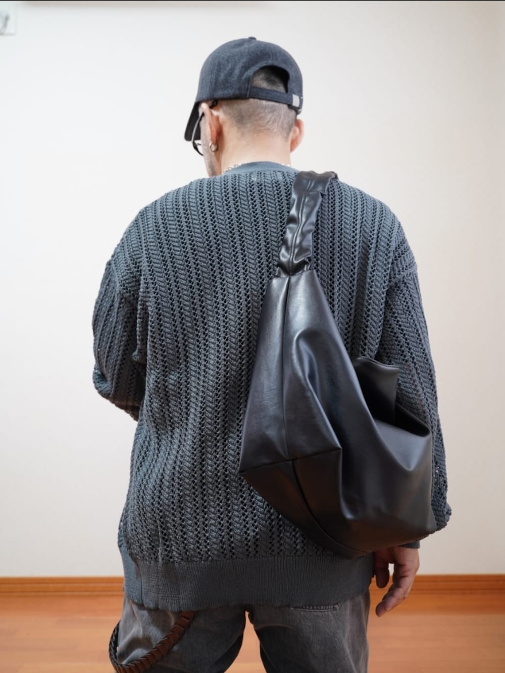 ブラック系のサンダル、グレー系のデニムパンツ、ブラック系のTシャツ/カットソーを着用したメンズの秋コーディネートの5枚目の写真