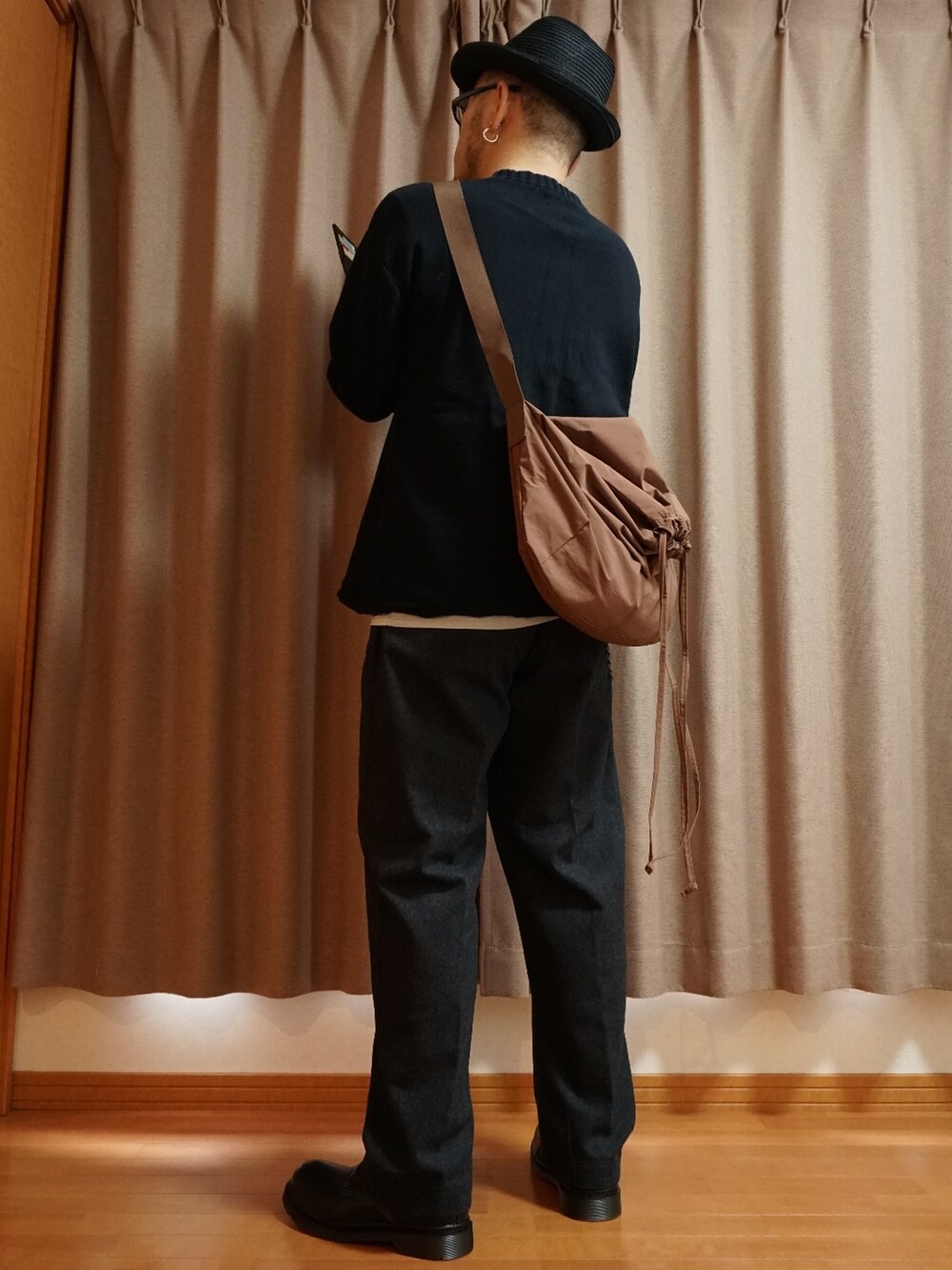 「オーバーサイズ、UNIQLO、ユニクロ、ハット、マーチン、+J、ニット」｜「JOYWAYのマーチンシューズ メンズ ポストマンシューズ 4ホールシューズ 3E 本革 メンズ（シューズ、ブラック系）」を使った、宣さん（メンズ・168cm）の夏コーディネートの3枚目の写真
