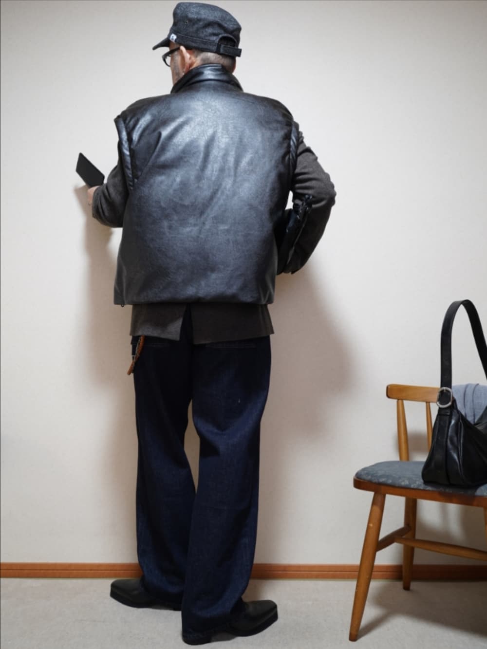 ブラック系のブーツ、ブルー系のデニムパンツ、ブラウン系のテーラードジャケットを着用したメンズの春コーディネートの4枚目の写真