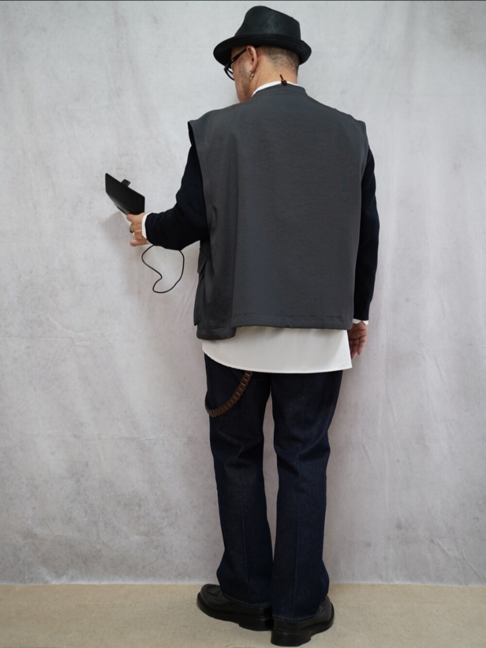 ブラック系のシューズ、ブルー系のデニムパンツ、ホワイト系のシャツ/ブラウスを着用したメンズの春コーディネートの3枚目の写真