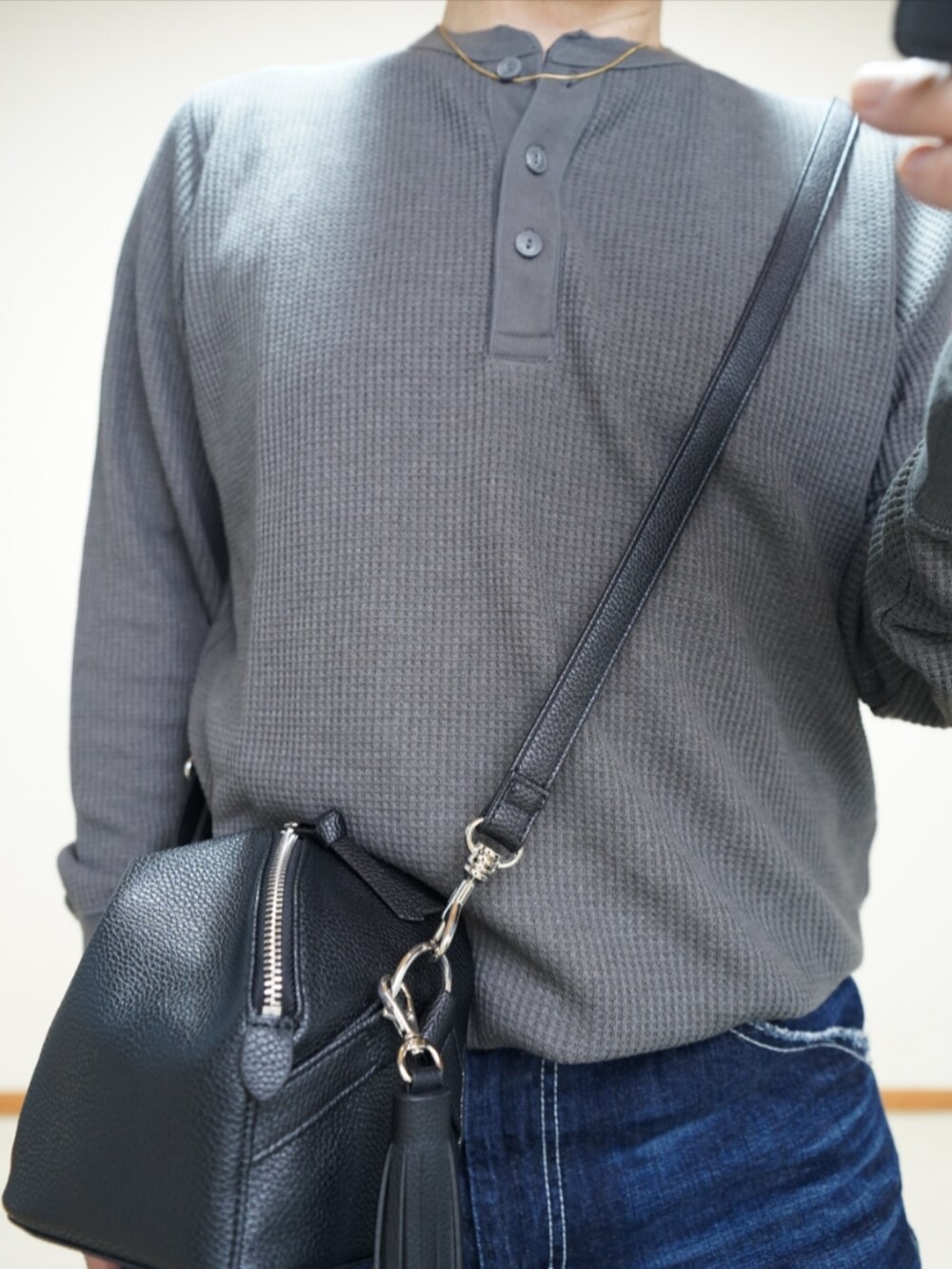 ブラック系のスニーカー、ブルー系のパンツ、グレー系のTシャツ/カットソーを着用したメンズの夏コーディネートの4枚目の写真