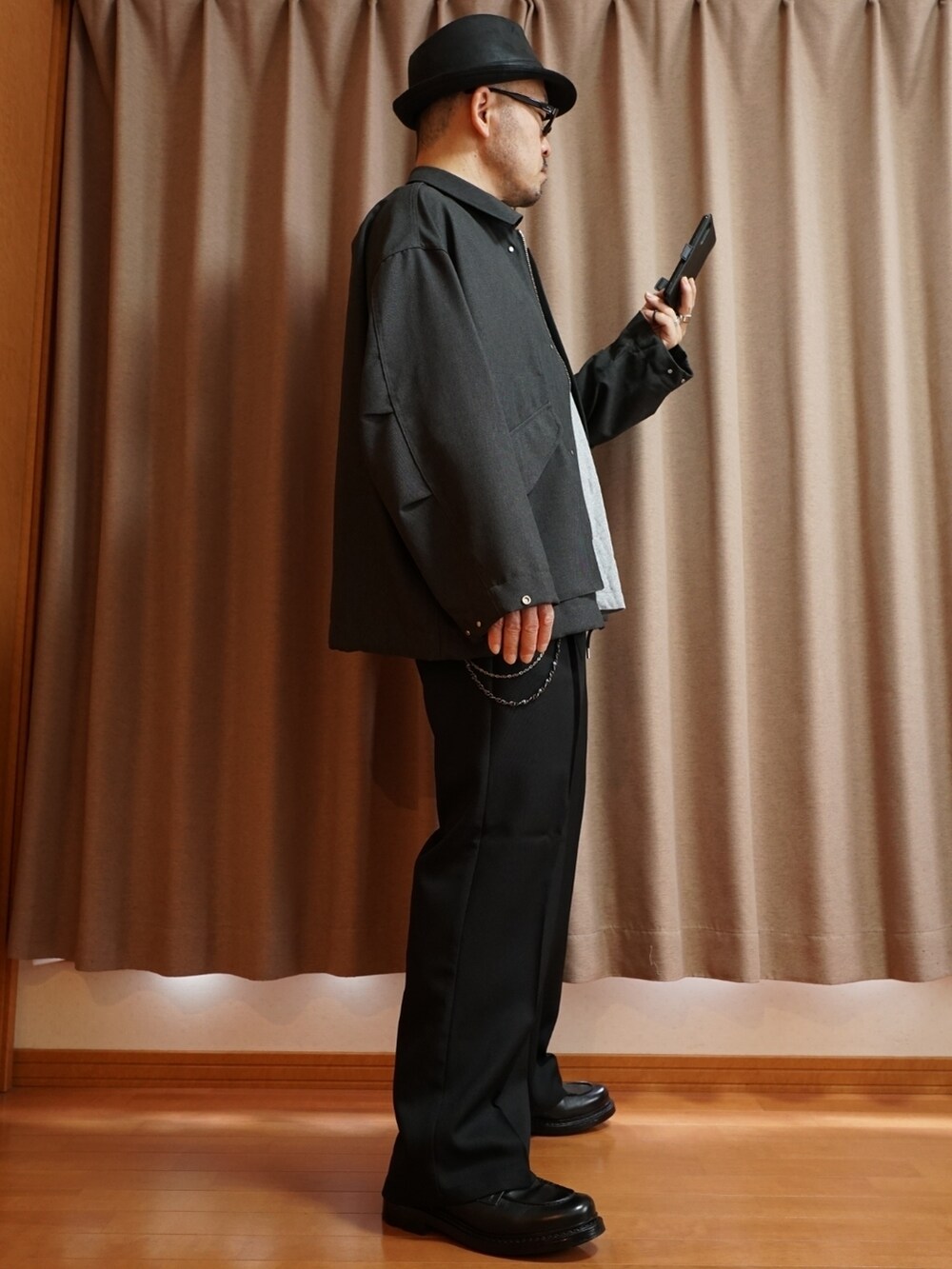 ブラック系のシューズ、ブラック系のパンツ、ホワイト系のタンクトップを着用したメンズの夏コーディネートの4枚目の写真