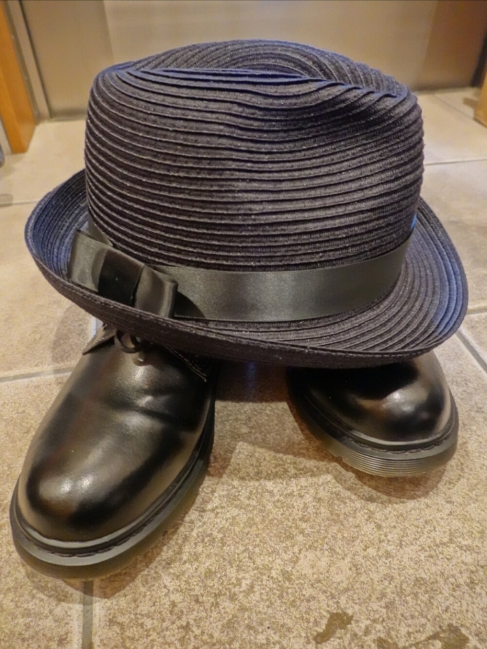 ブラック系のシューズ、グレー系のデニムパンツ、ブラック系のTシャツ/カットソーを着用したメンズの春コーディネートの5枚目の写真