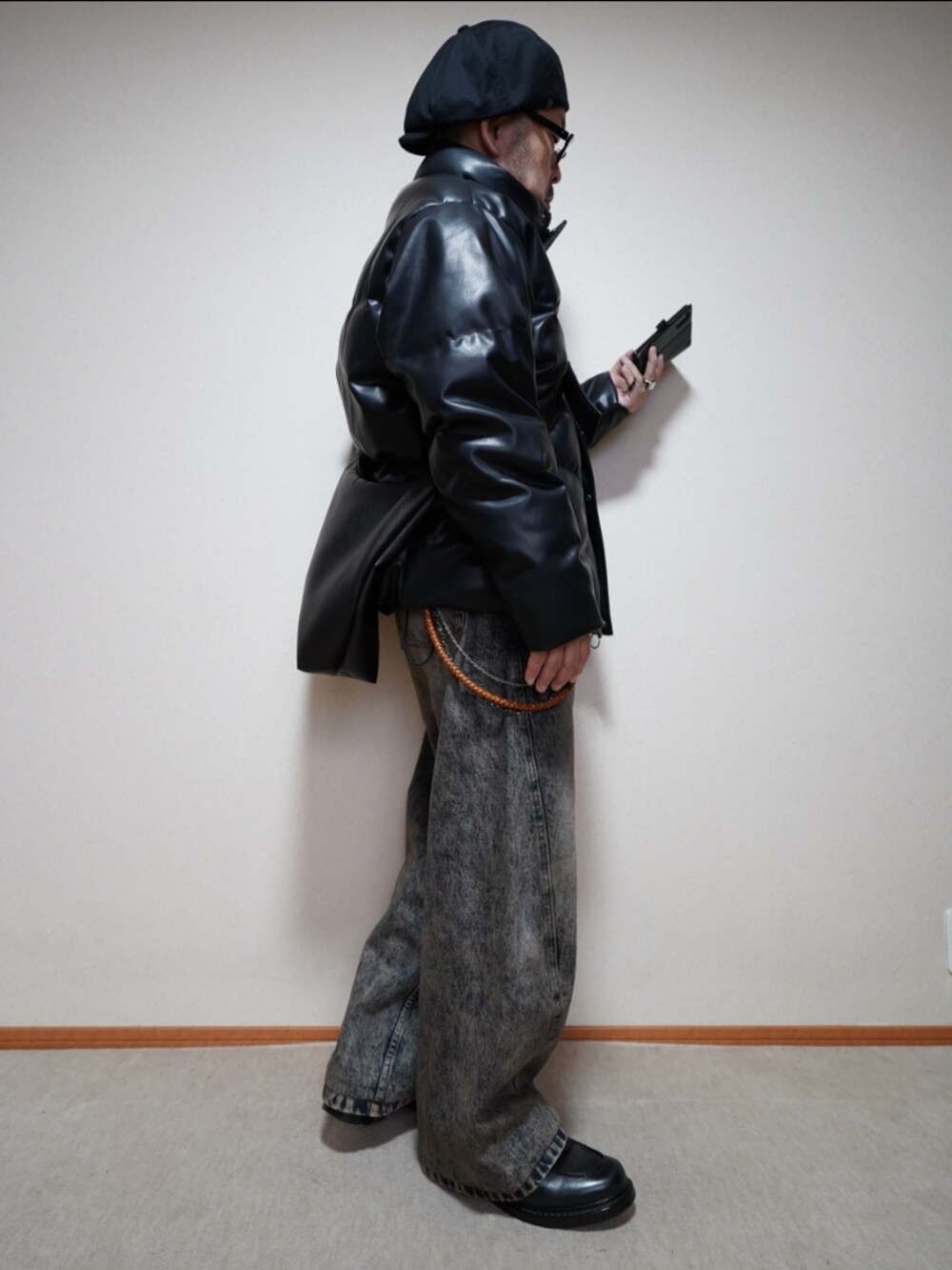 ブラック系のシューズ、ブルー系のデニムパンツ、グレー系のTシャツ/カットソーを着用したメンズの秋コーディネートの4枚目の写真