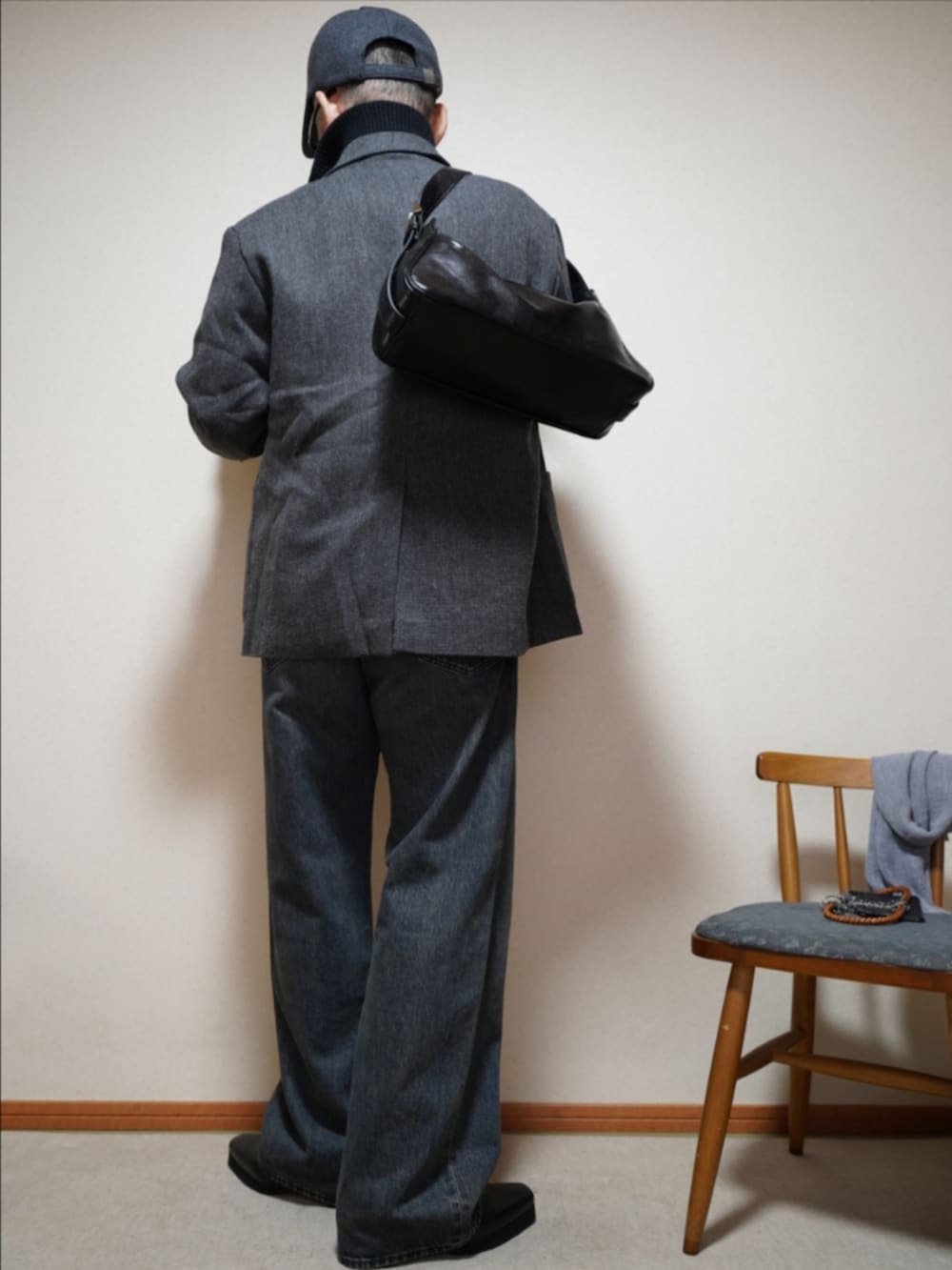 ブラック系のブーツ、ブルー系のデニムパンツ、ブラック系のジャケット/アウターを着用したメンズの春コーディネートの4枚目の写真