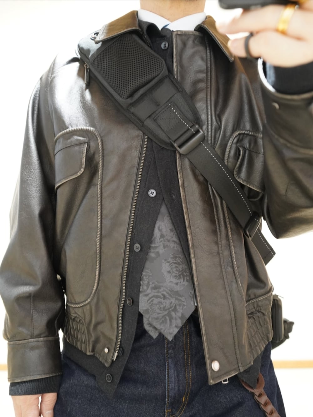 ブラック系のシューズ、ブルー系のデニムパンツ、ブラック系のネクタイを着用したメンズの春コーディネートの4枚目の写真