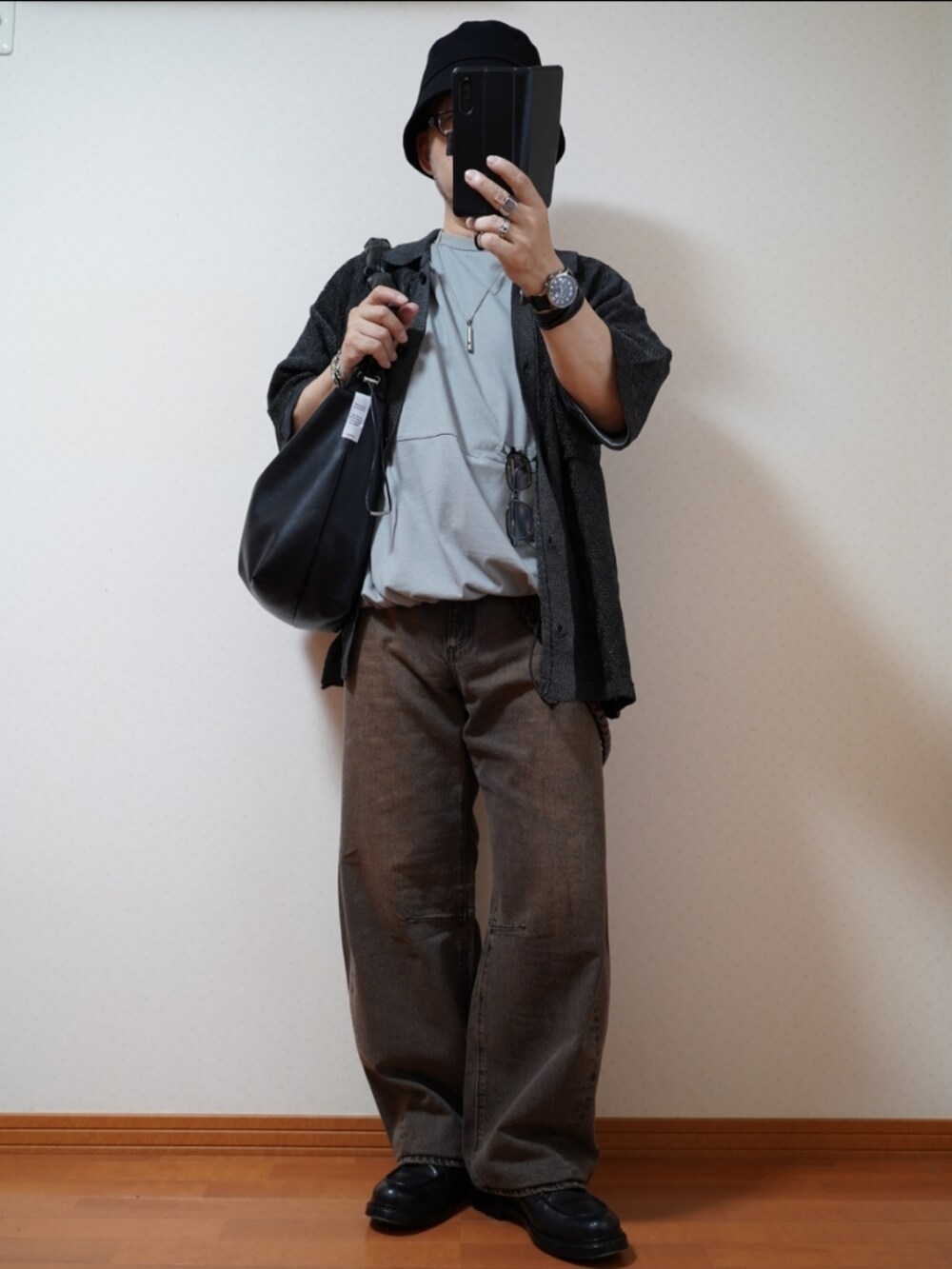 ブラック系のシューズ、ブラウン系のデニムパンツ、グレー系のTシャツ/カットソーを着用したメンズの夏コーディネートの5枚目の写真