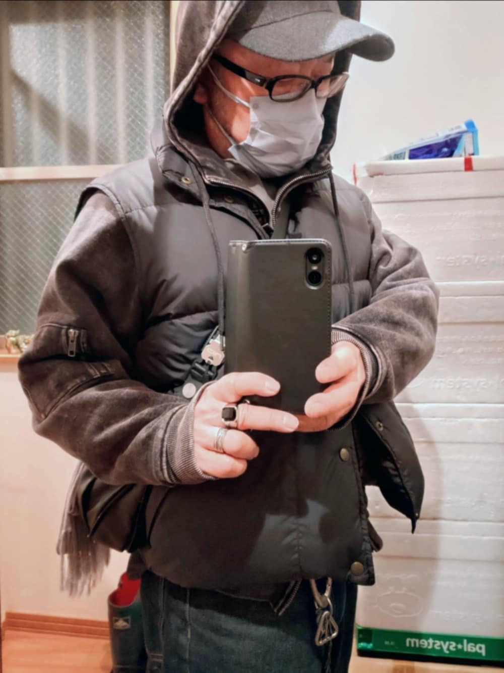 ブラック系のシューズ、ブルー系のデニムパンツ、ブラック系のパーカーを着用したメンズの春コーディネートの2枚目の写真