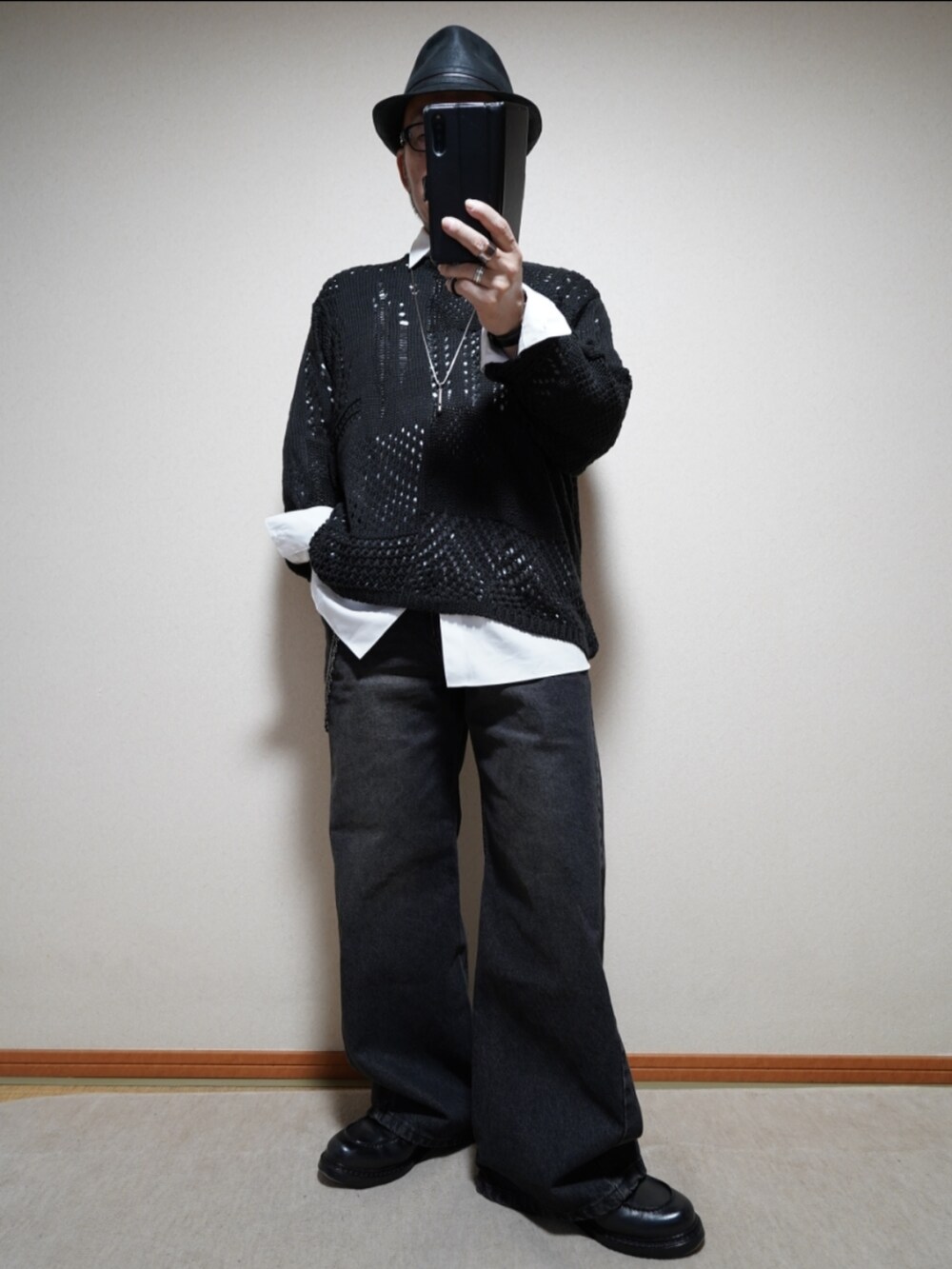 ブラック系のシューズ、ブラック系のデニムパンツ、ホワイト系のシャツ/ブラウスを着用したメンズの春コーディネートの2枚目の写真