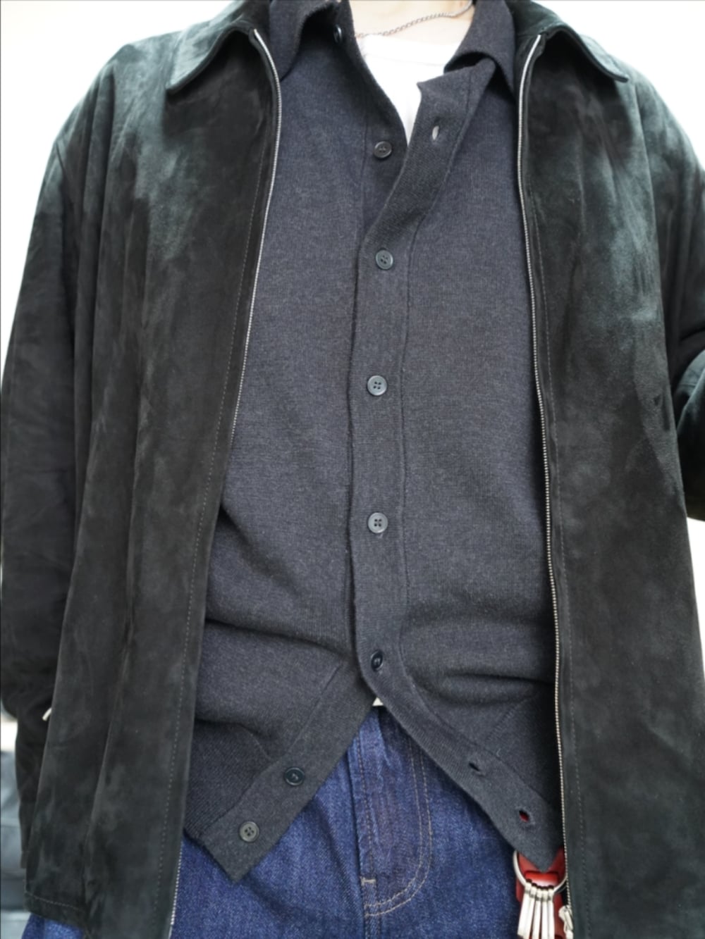 ブラック系のドレスシューズ、ブルー系のデニムパンツ、グレー系のシャツ/ブラウスを着用したメンズの春コーディネートの3枚目の写真