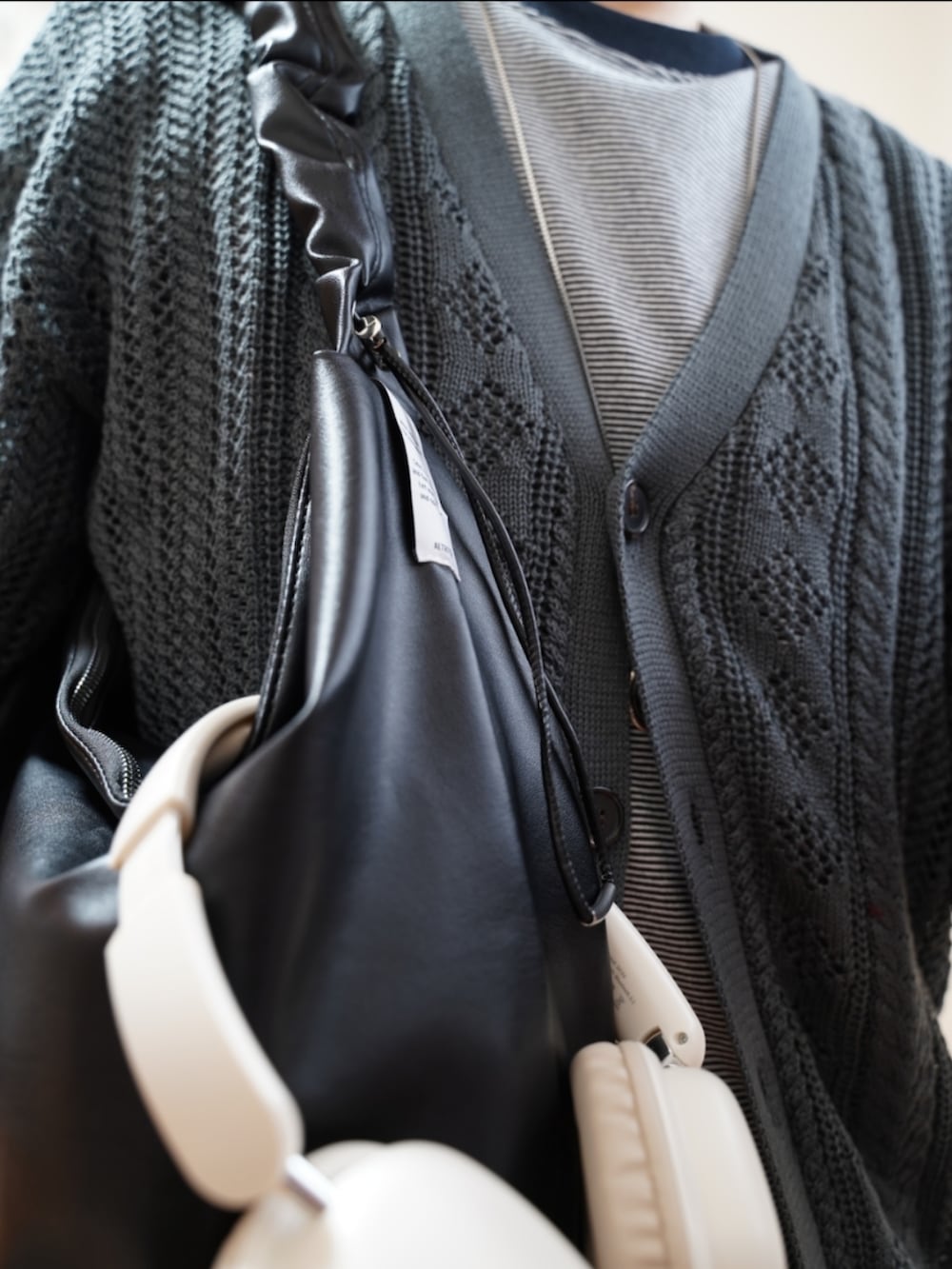 ブラック系のシューズ、グレー系のデニムパンツ、ブルー系のTシャツ/カットソーを着用したメンズの夏コーディネートの2枚目の写真