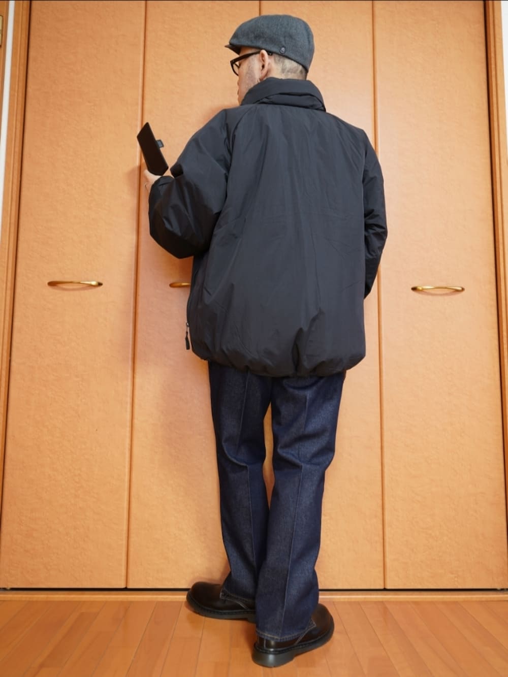 ブラック系のシューズ、ブルー系のデニムパンツ、ホワイト系のシャツ/ブラウスを着用したメンズの秋コーディネートの3枚目の写真