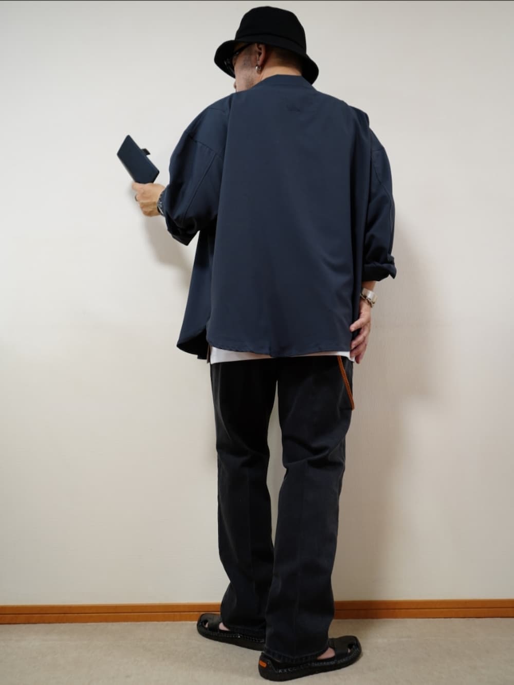 ブルー系のデニムパンツ、ホワイト系のタンクトップ、グレー系のシャツ/ブラウスを着用したメンズの夏コーディネートの3枚目の写真