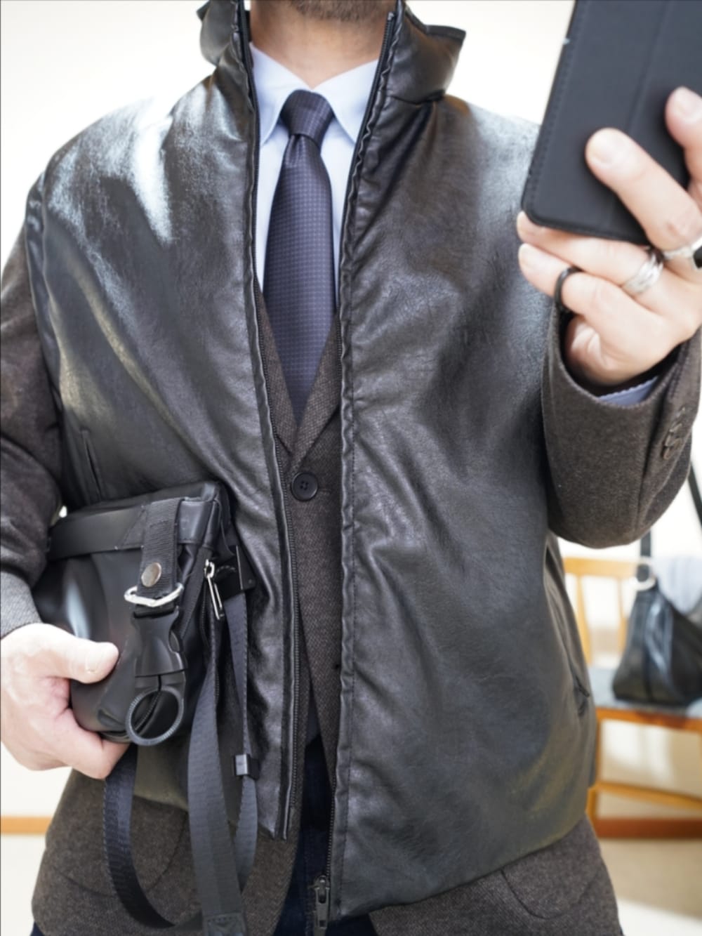 ブラック系のブーツ、ブルー系のデニムパンツ、ブラウン系のテーラードジャケットを着用したメンズの春コーディネートの3枚目の写真