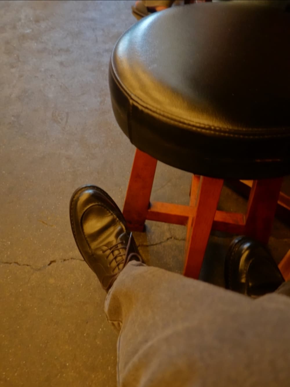 ブラック系のシューズ、グレー系のデニムパンツ、グレー系のTシャツ/カットソーを着用したメンズの夏コーディネートの5枚目の写真