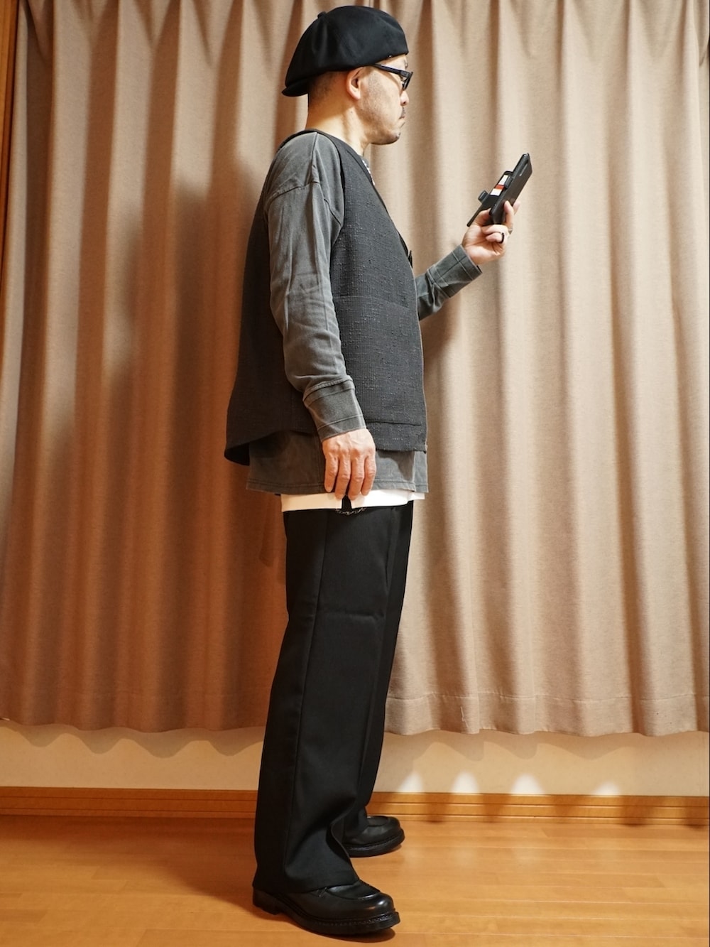 ブラック系のシューズ、ブラック系のパンツ、ホワイト系のタンクトップを着用したメンズの夏コーディネートの4枚目の写真