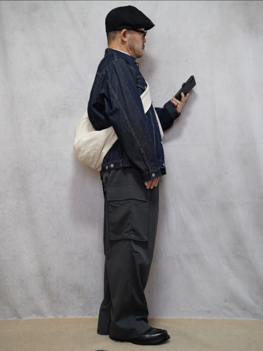 ブラック系のシューズ、グレー系のカーゴパンツ、ホワイト系のシャツ/ブラウスを着用したメンズの春コーディネートの4枚目の写真