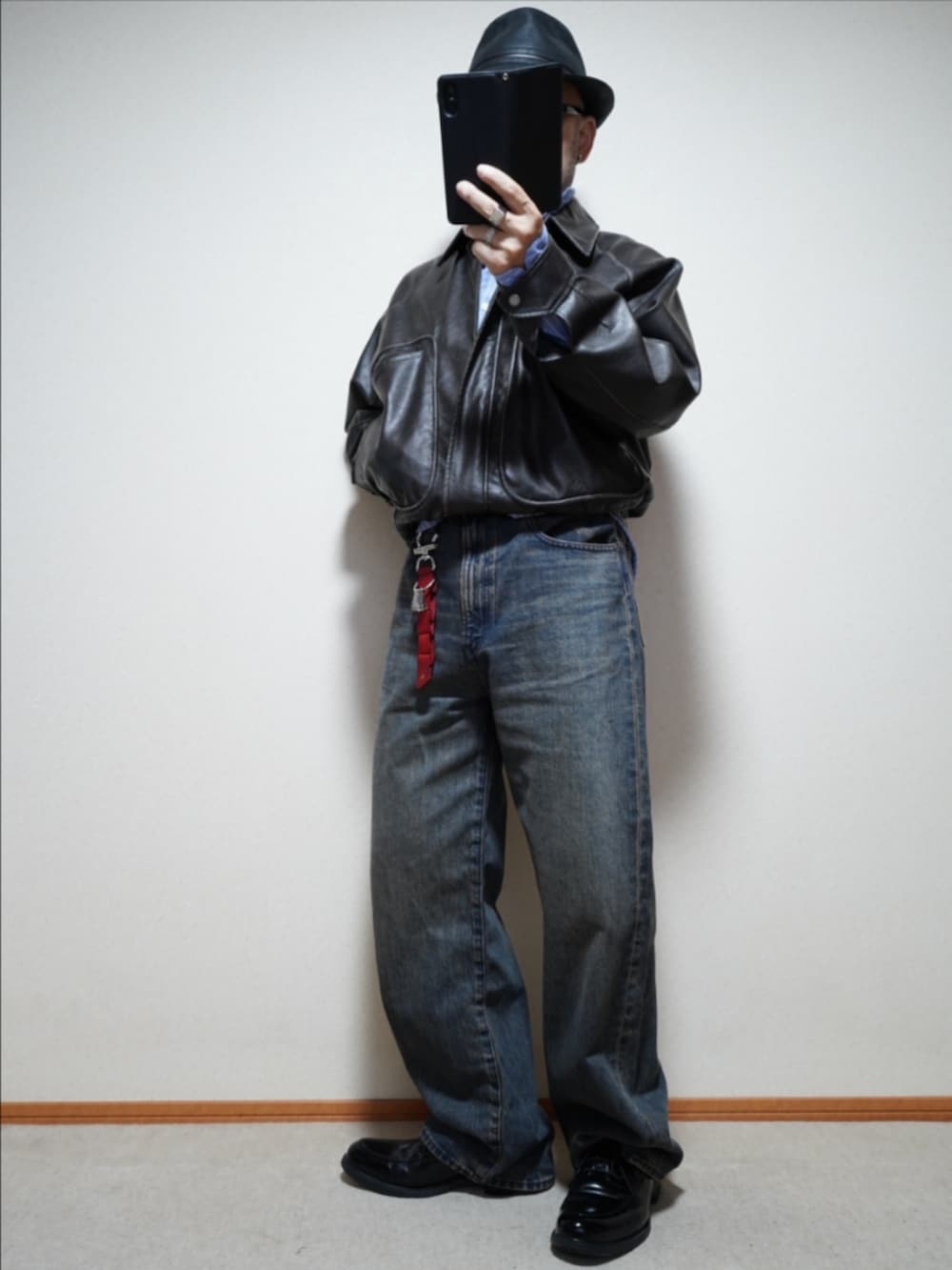 ブラック系のシューズ、ブルー系のデニムパンツ、ブルー系のシャツ/ブラウスを着用したメンズの冬コーディネートの2枚目の写真