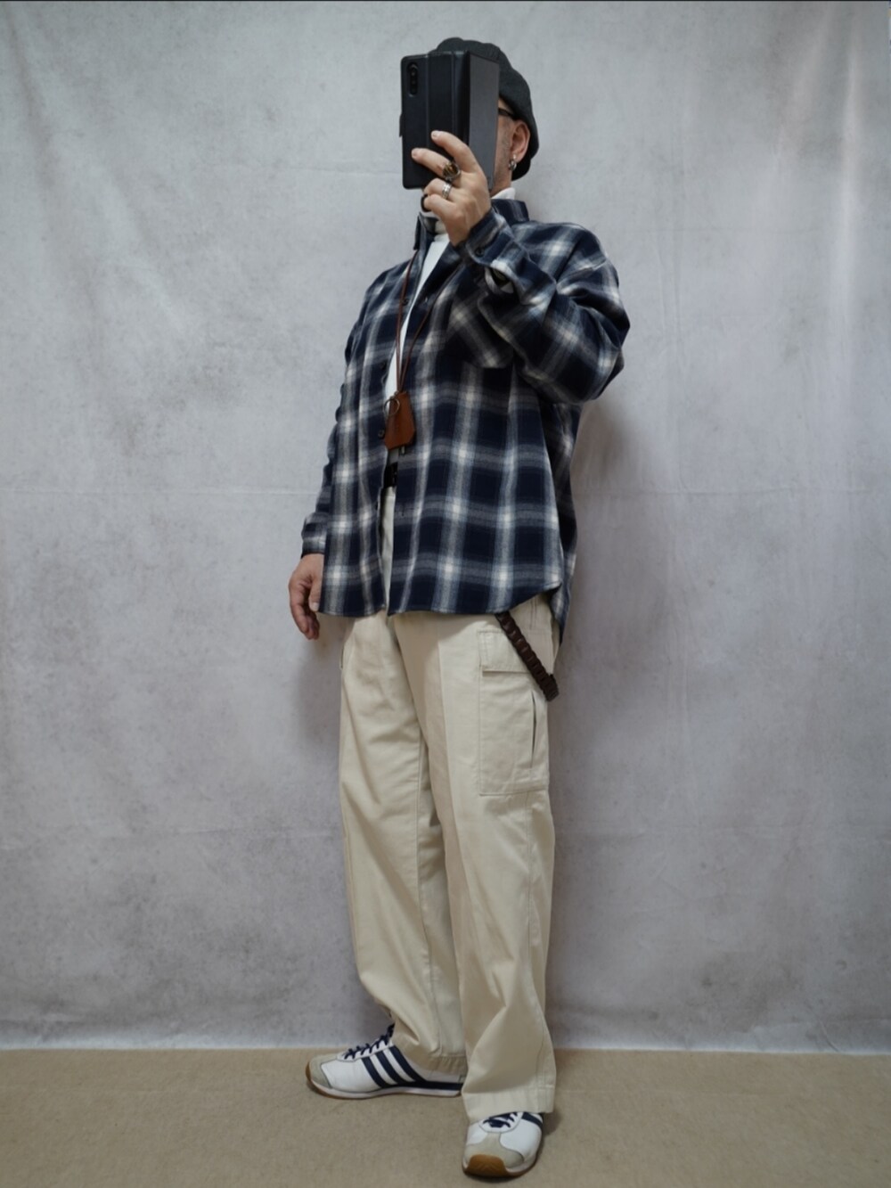 ホワイト系のスニーカー、グレー系のパンツ、ブルー系のシャツ/ブラウスを着用したメンズの春コーディネートの2枚目の写真