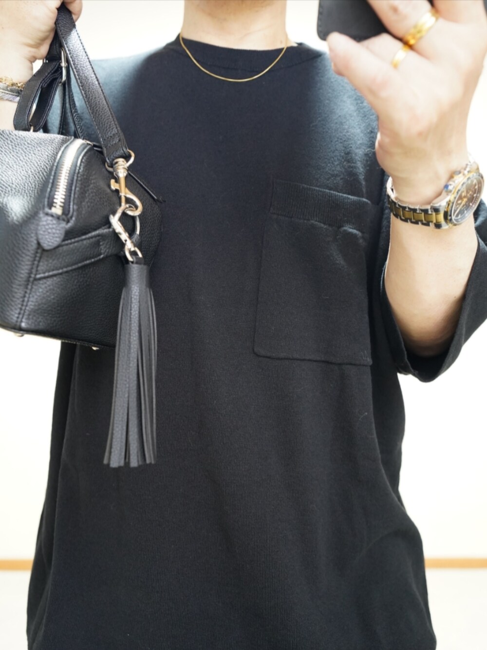 ブラック系のシューズ、ブルー系のパンツ、ブラック系のTシャツ/カットソーを着用したメンズの夏コーディネートの4枚目の写真