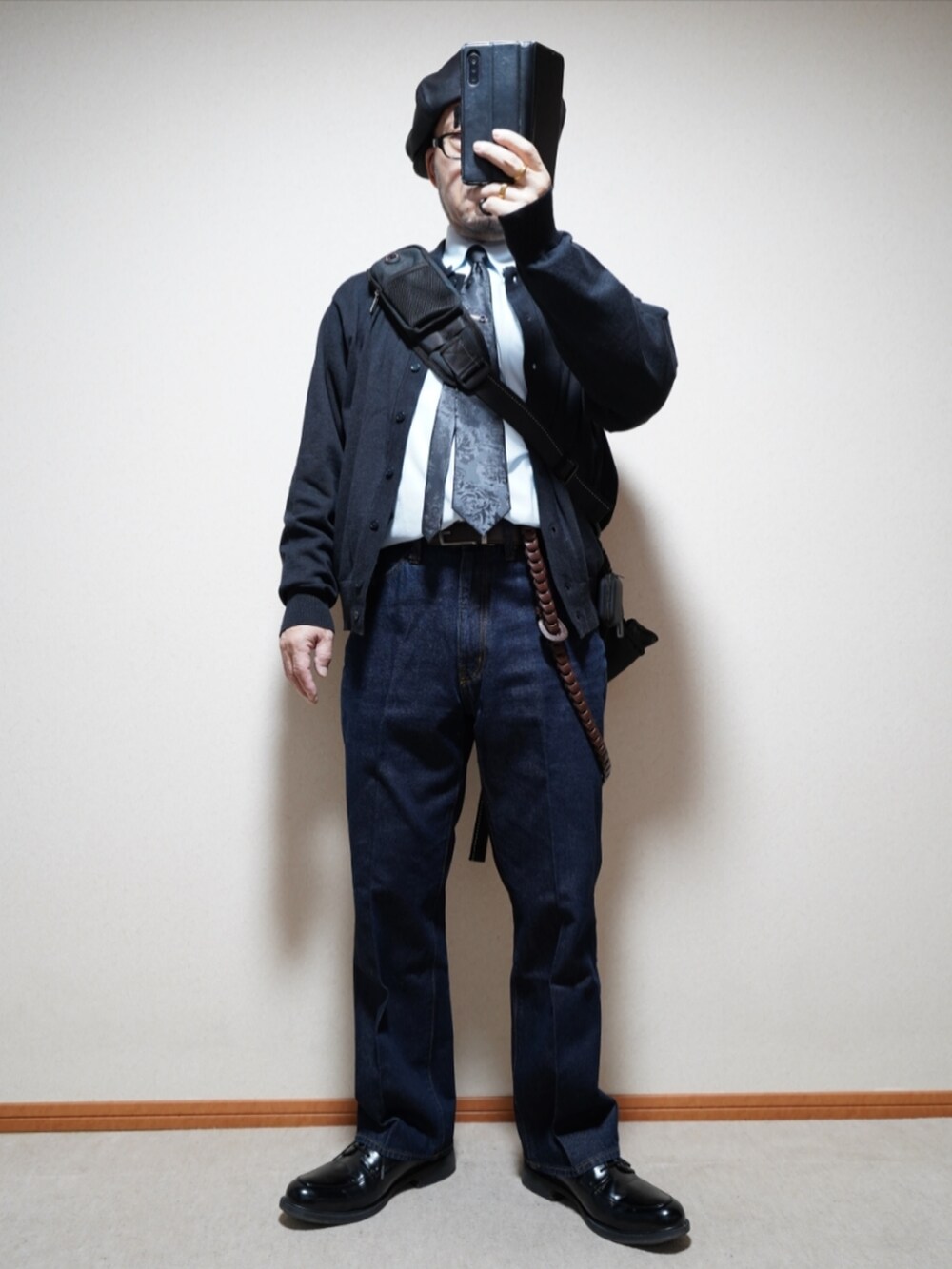 ブラック系のシューズ、ブルー系のデニムパンツ、ブラック系のネクタイを着用したメンズの春コーディネートの2枚目の写真