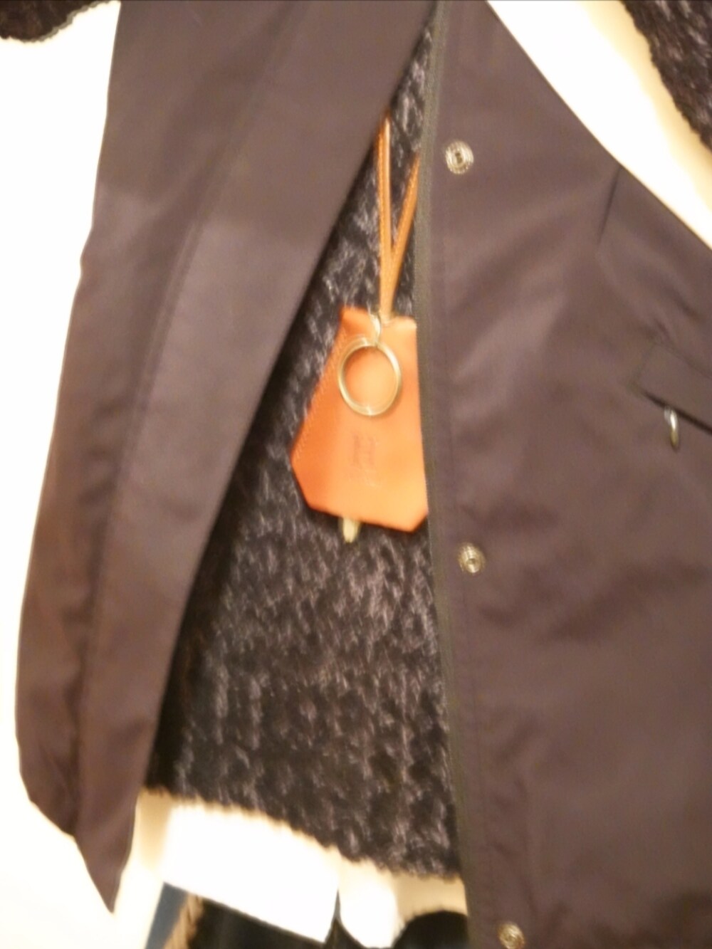 ブラック系のシューズ、ブルー系のデニムパンツ、ホワイト系のシャツ/ブラウスを着用したメンズの春コーディネートの4枚目の写真