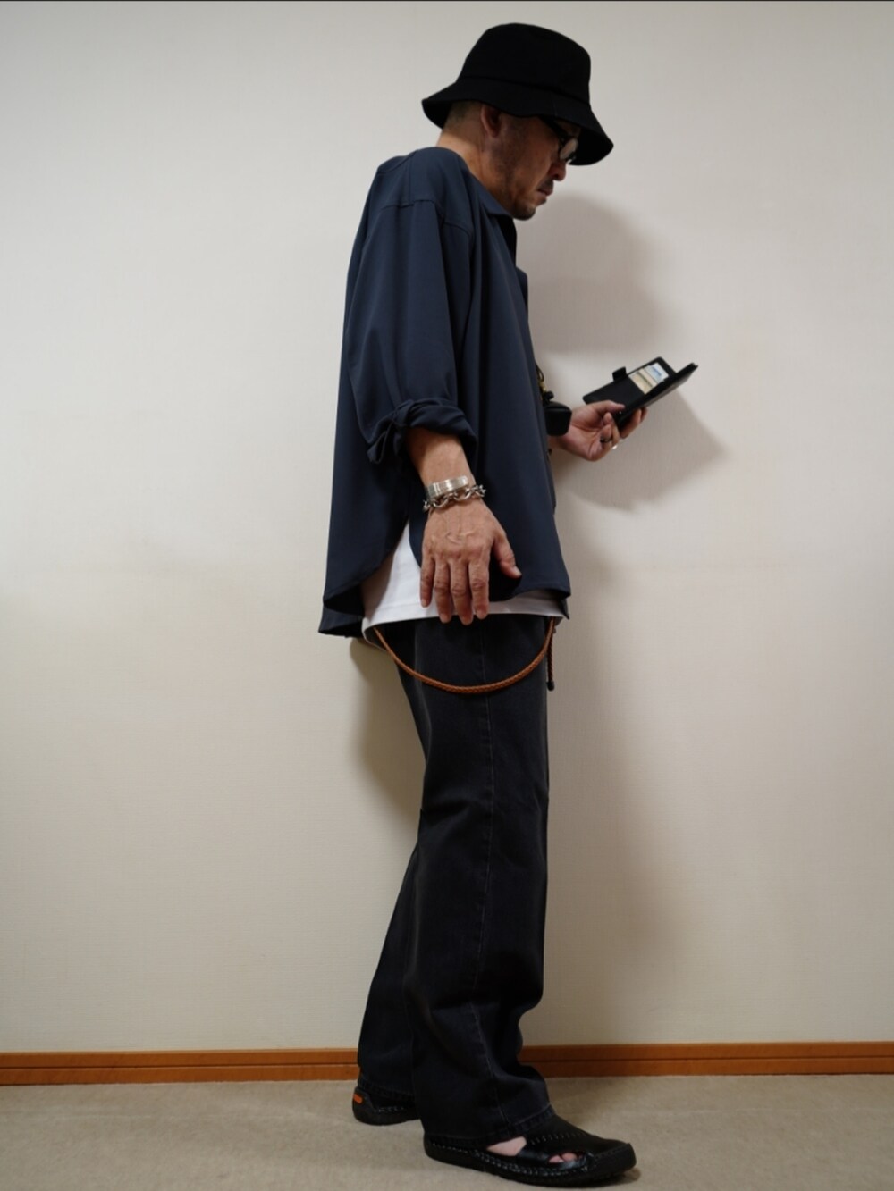 ブルー系のデニムパンツ、ホワイト系のタンクトップ、グレー系のシャツ/ブラウスを着用したメンズの夏コーディネートの4枚目の写真