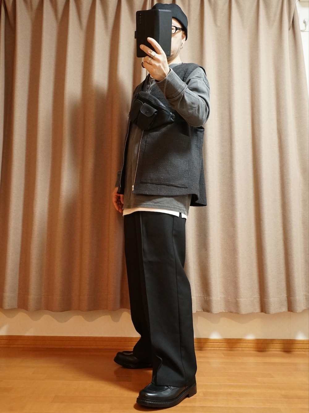 ブラック系のシューズ、ブラック系のパンツ、ホワイト系のタンクトップを着用したメンズの夏コーディネートの2枚目の写真