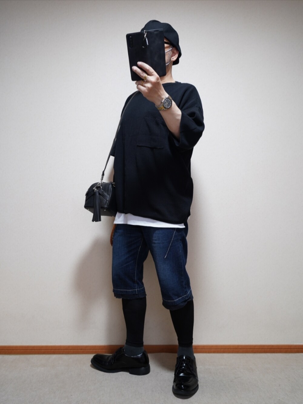 ブラック系のシューズ、ブルー系のパンツ、ブラック系のTシャツ/カットソーを着用したメンズの夏コーディネートの2枚目の写真