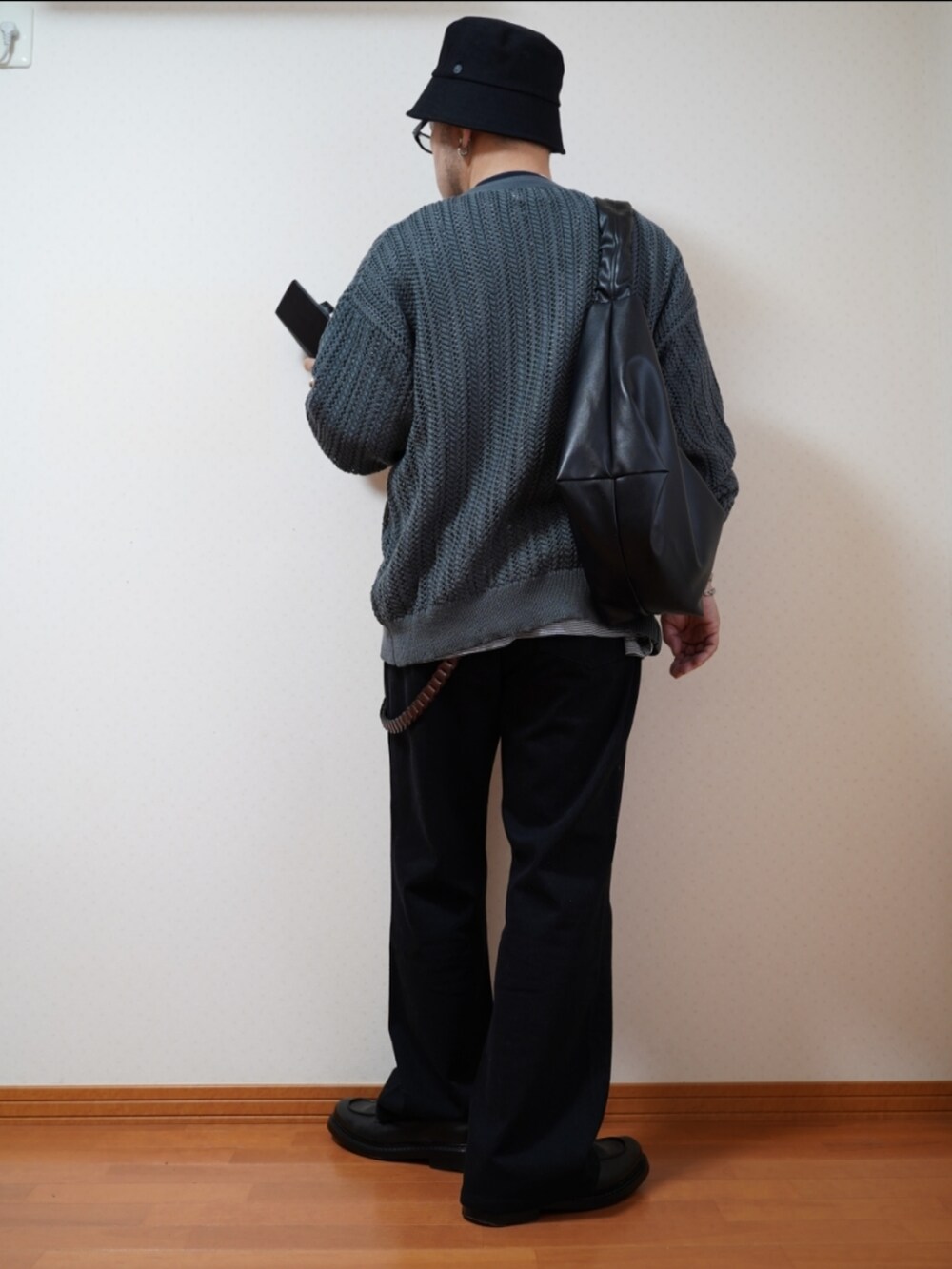 ブラック系のシューズ、グレー系のデニムパンツ、ブルー系のTシャツ/カットソーを着用したメンズの夏コーディネートの3枚目の写真