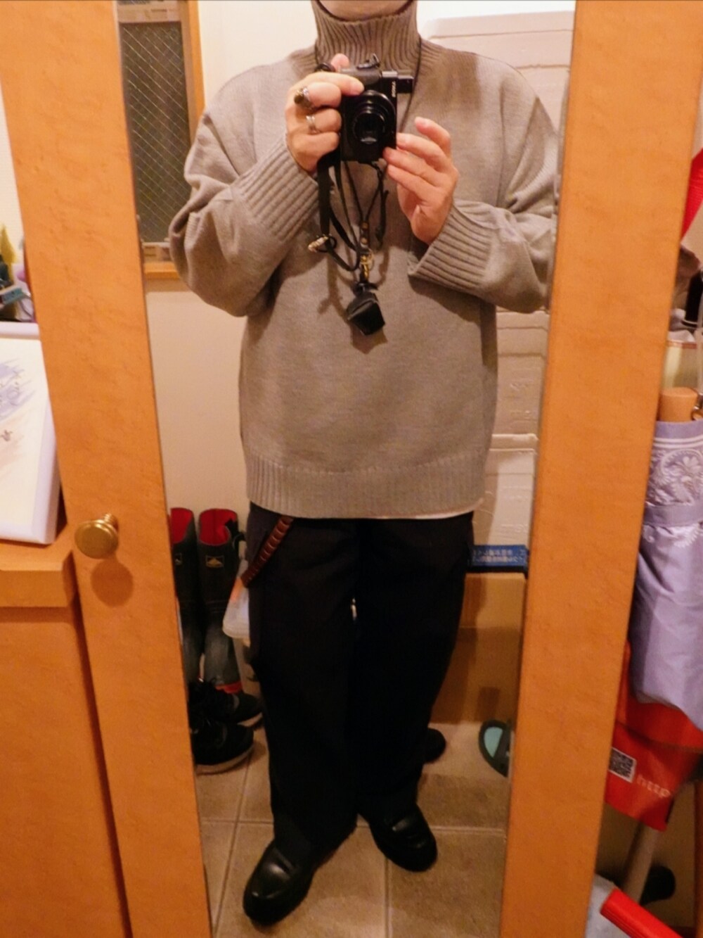 ブラック系のシューズ、グレー系のパンツ、グレー系のニット/セーターを着用したメンズの冬コーディネートの5枚目の写真