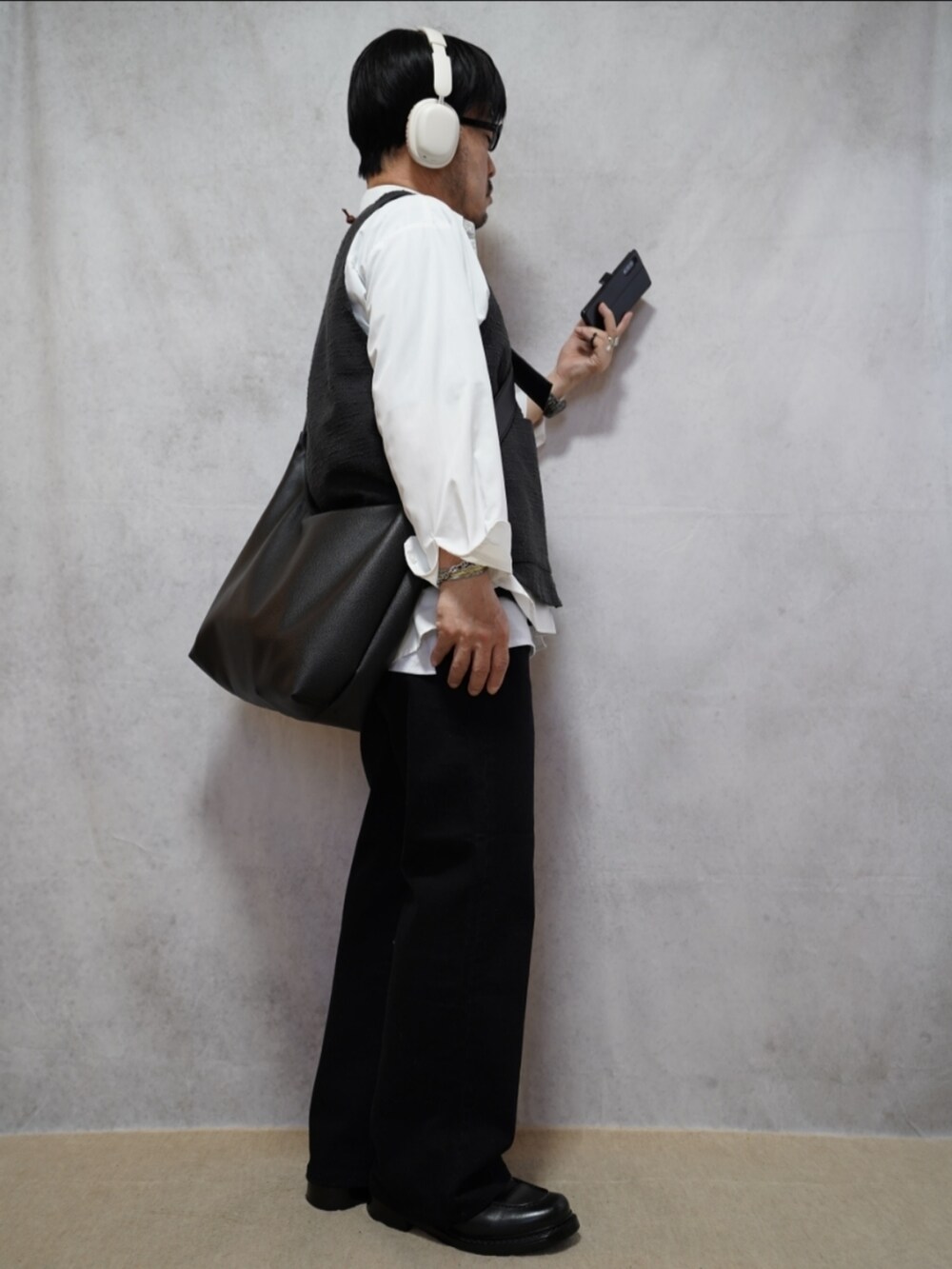 ブラック系のシューズ、ブラック系のTシャツ/カットソー、ホワイト系のシャツ/ブラウスを着用したメンズの春コーディネートの3枚目の写真