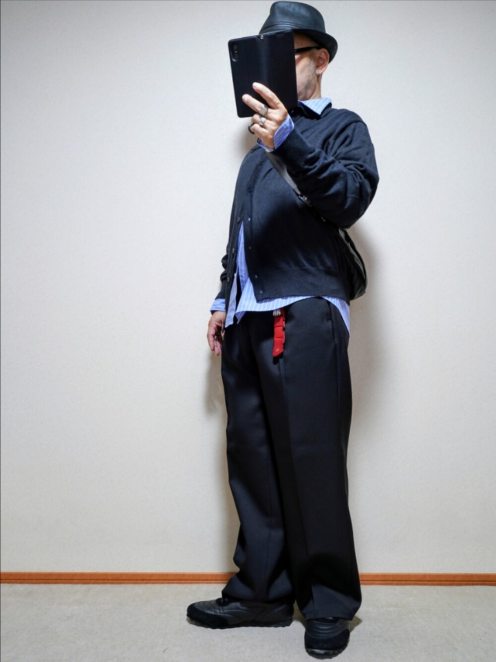 ブラック系のスニーカー、ブラック系のパンツ、ブルー系のシャツ/ブラウスを着用したメンズの秋コーディネートの2枚目の写真