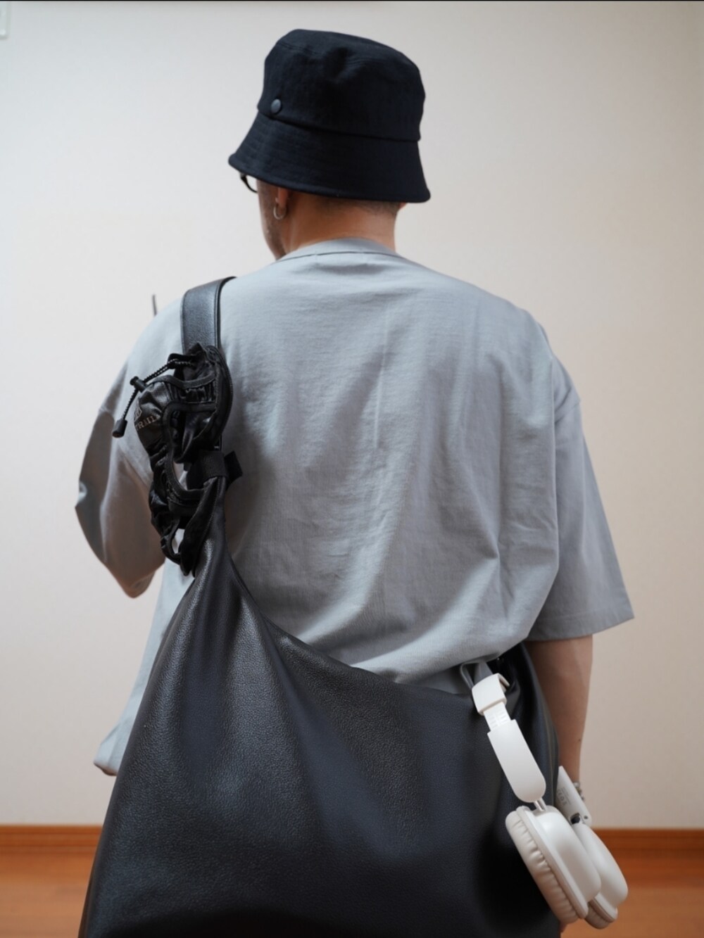 ブラック系のシューズ、グレー系のデニムパンツ、グレー系のTシャツ/カットソーを着用したメンズの夏コーディネートの2枚目の写真