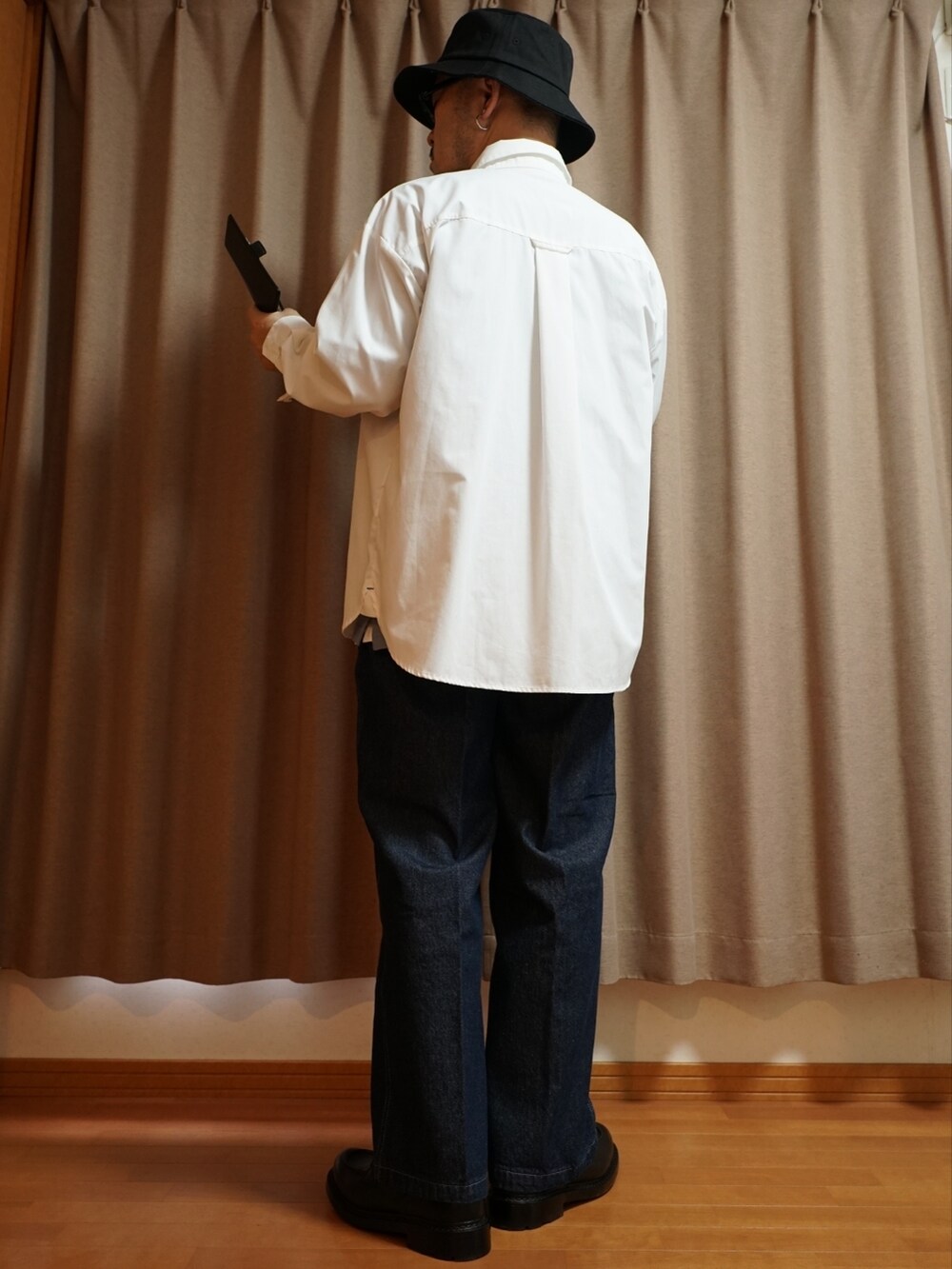 ブラック系のシューズ、ブルー系のデニムパンツ、ブルー系のTシャツ/カットソーを着用したメンズの夏コーディネートの3枚目の写真