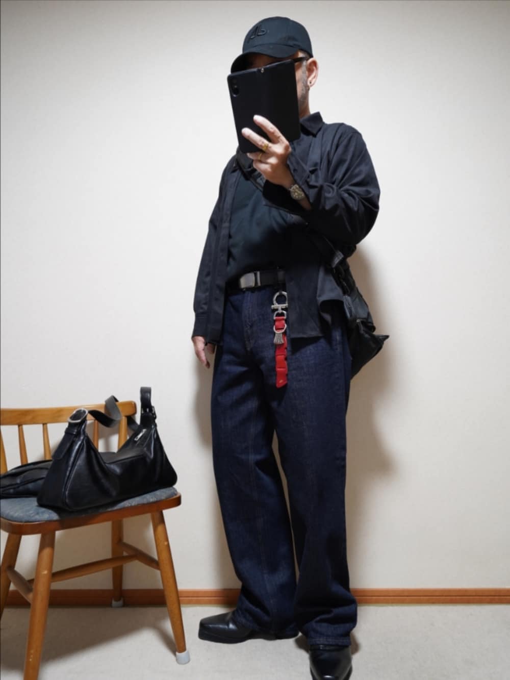 ブラック系のブーツ、ブルー系のデニムパンツ、ブラック系のシャツ/ブラウスを着用したメンズの秋コーディネートの2枚目の写真