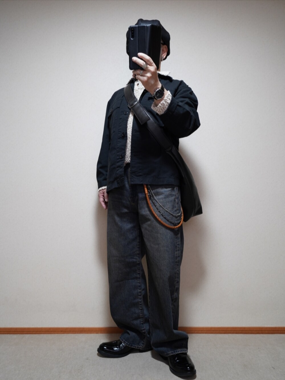 ブラック系のシューズ、ブルー系のデニムパンツ、ブラック系のシャツ/ブラウスを着用したメンズの春コーディネートの2枚目の写真