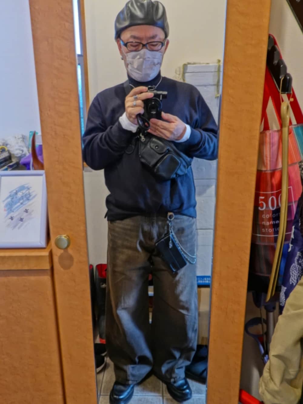 ブラック系のシューズ、ブラック系のデニムパンツ、ブラック系のトップスを着用したメンズの冬コーディネートの2枚目の写真