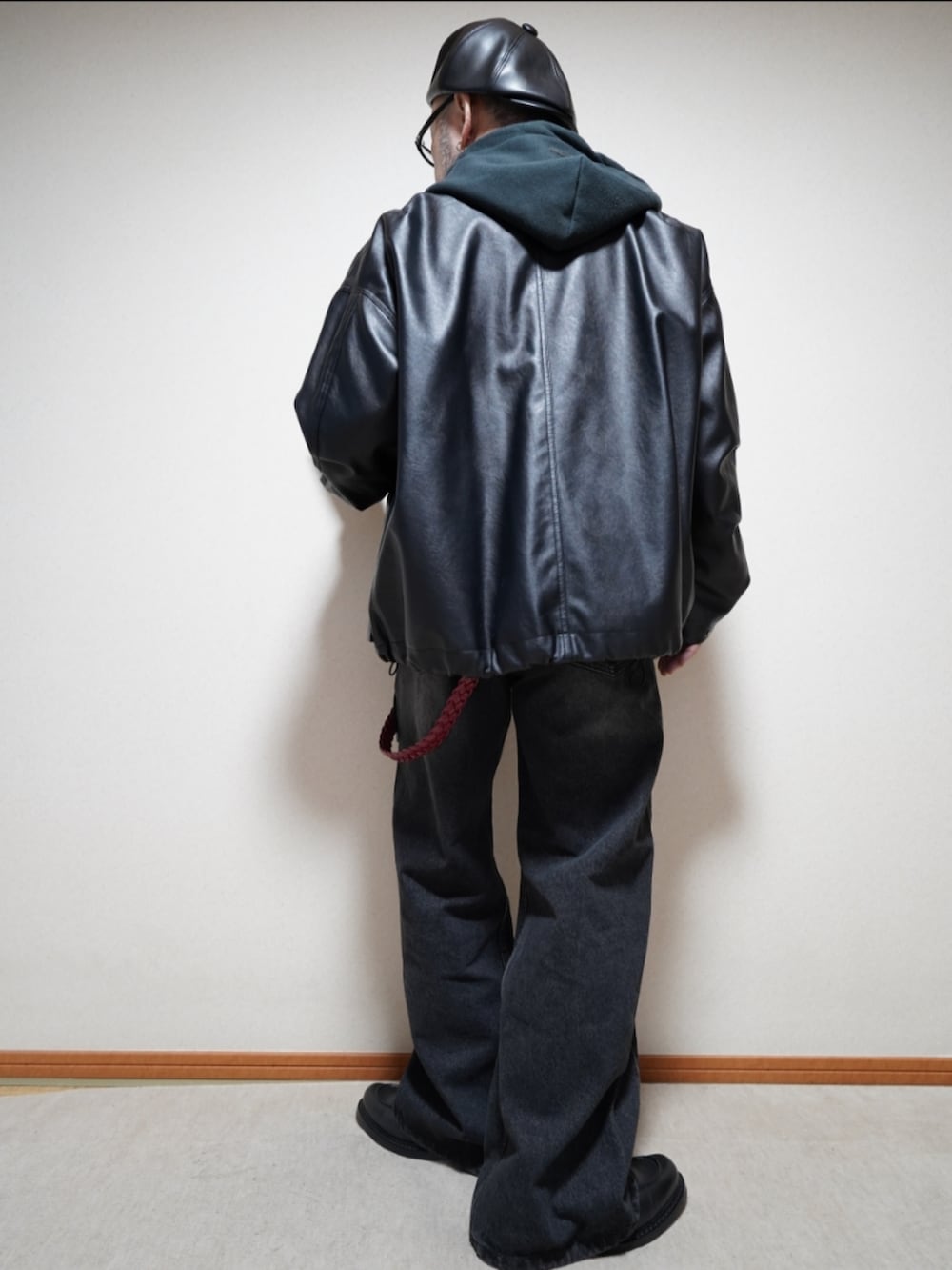 ブラック系のシューズ、ブラック系のデニムパンツ、ブラック系のニット/セーターを着用したメンズの冬コーディネートの3枚目の写真