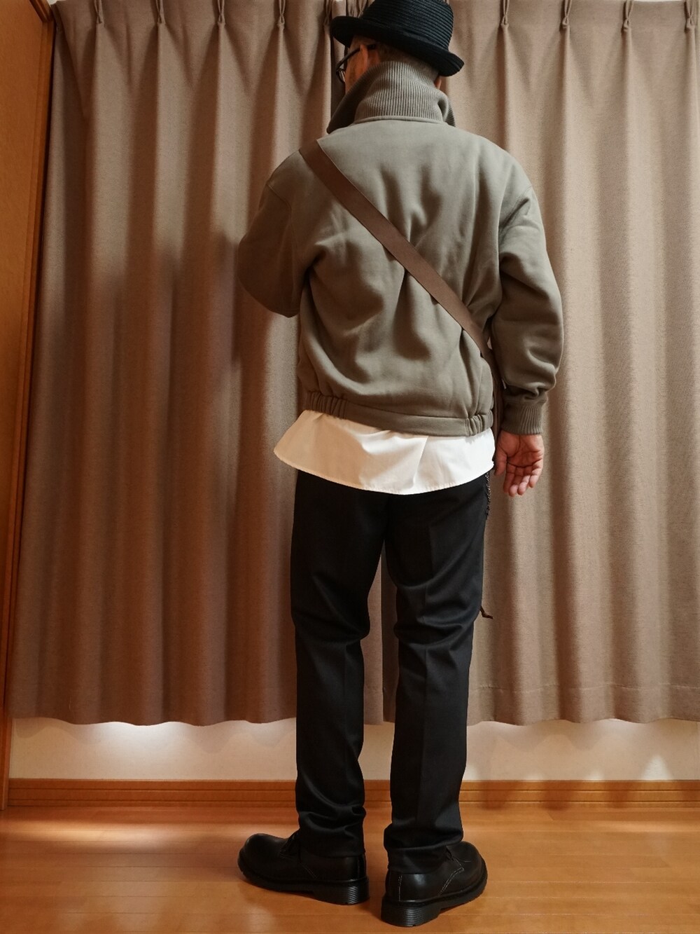 「オーバーサイズ、UNIQLO、ユニクロ、ハット、ショルダーバッグ、白シャツ、トラックジャケット」｜「JOYWAYのマーチンシューズ メンズ ポストマンシューズ 4ホールシューズ 3E 本革 メンズ（シューズ、ブラック系）」を使った、宣さん（メンズ・168cm）の秋コーディネートの4枚目の写真